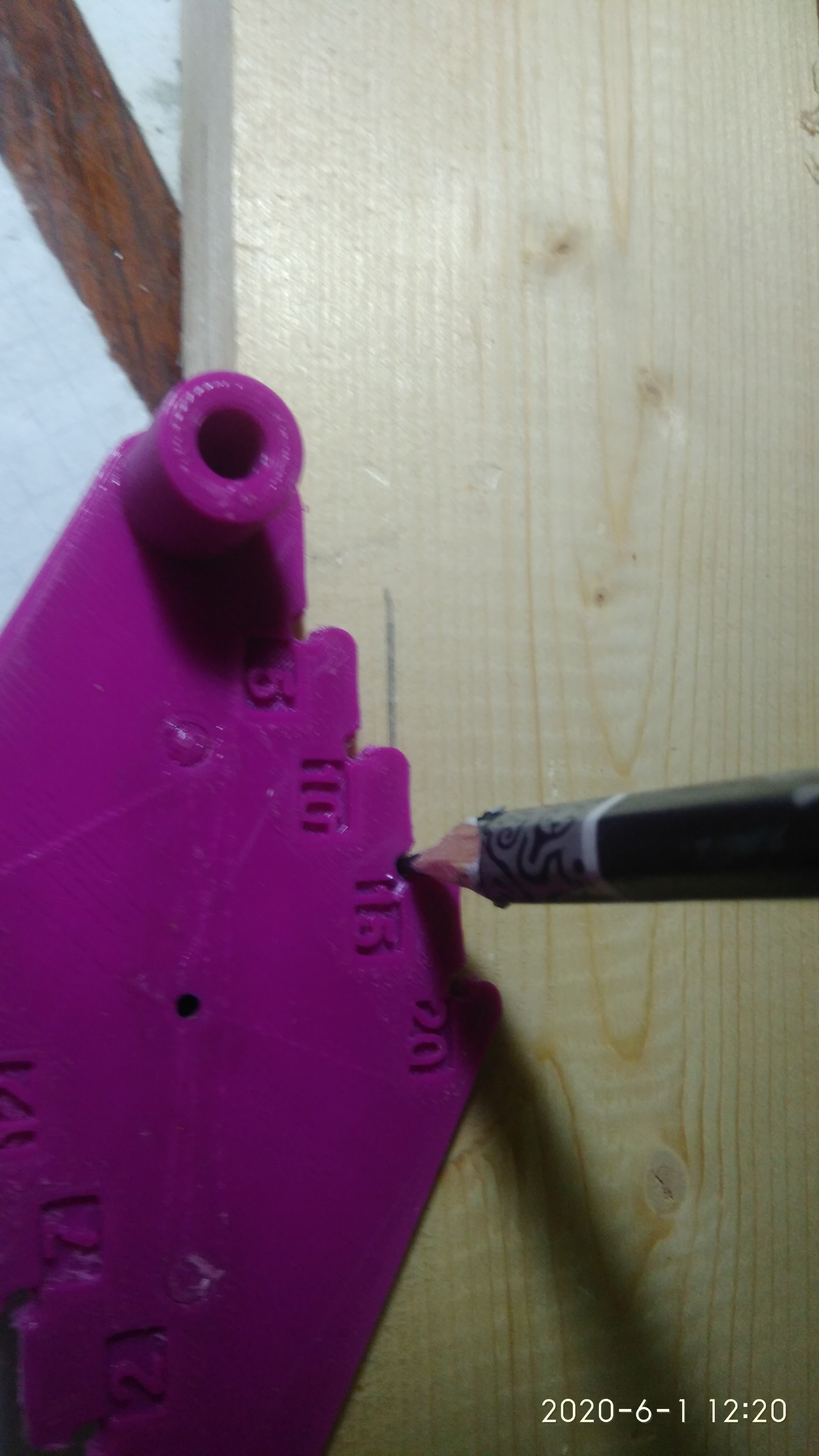 Tahtanın merkez çizgisini ve girintisini karalayın. (Plastik Aparattır!!!)