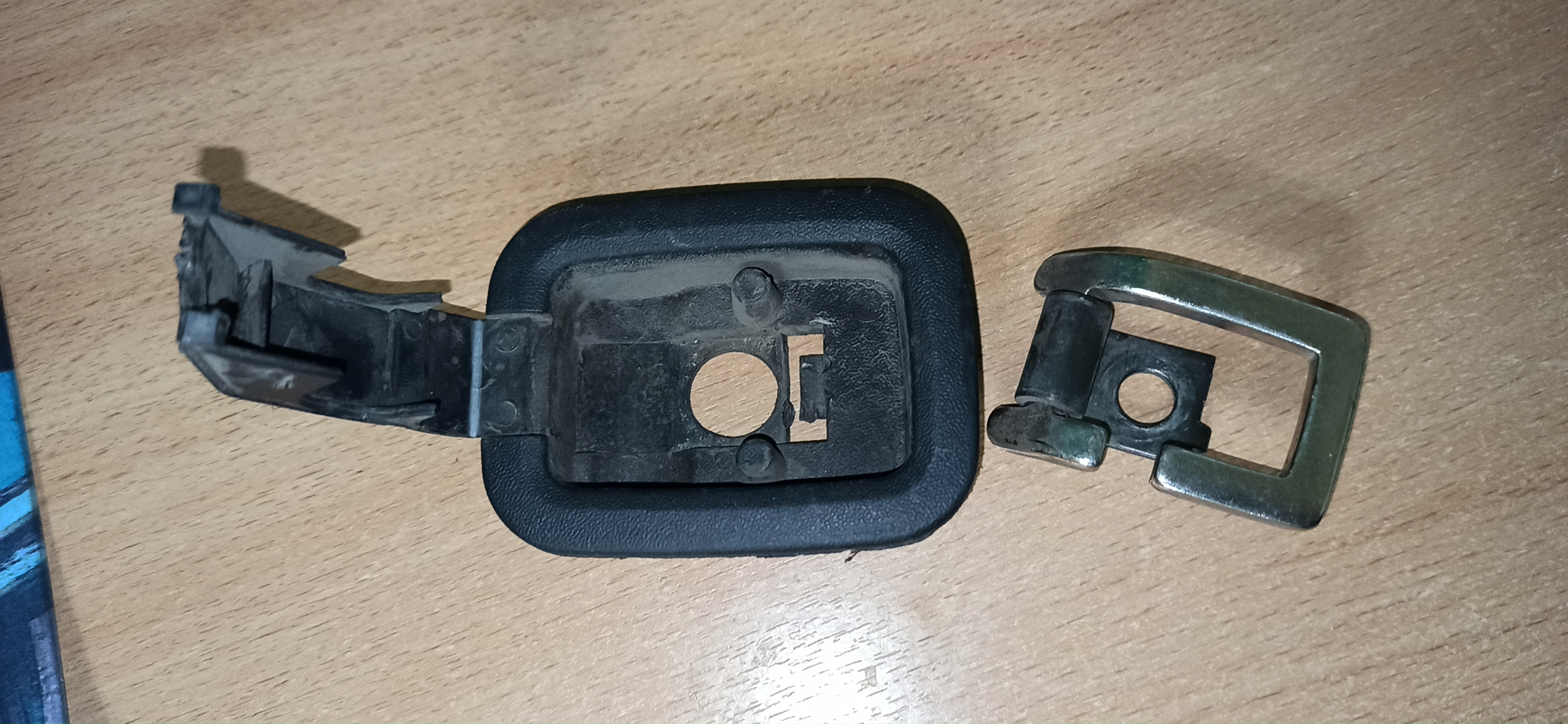 Mitsubishi Pajero Pinin Bagaj Kancası (Plastik Aparattır!!!)