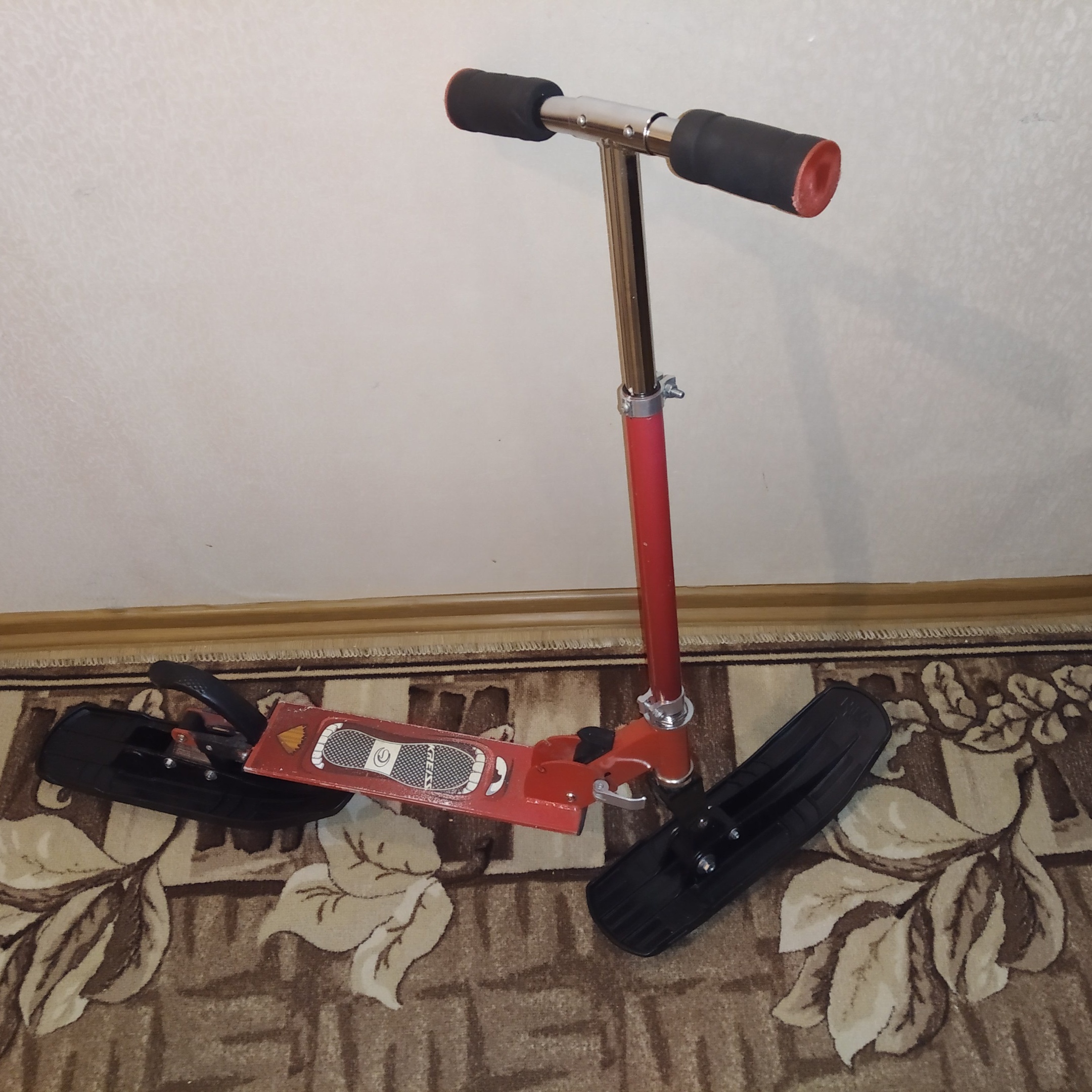 Bir scooter üzerine kayak takmak için adaptörler. (Plastik Aparattır!!!)