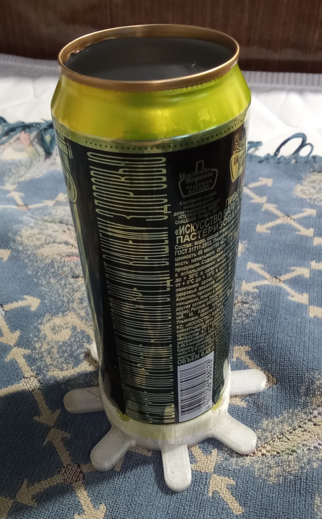 Alüminyum kutulardaki içecekler için damlatmaz bardak standı. (Plastik Aparattır!!!)