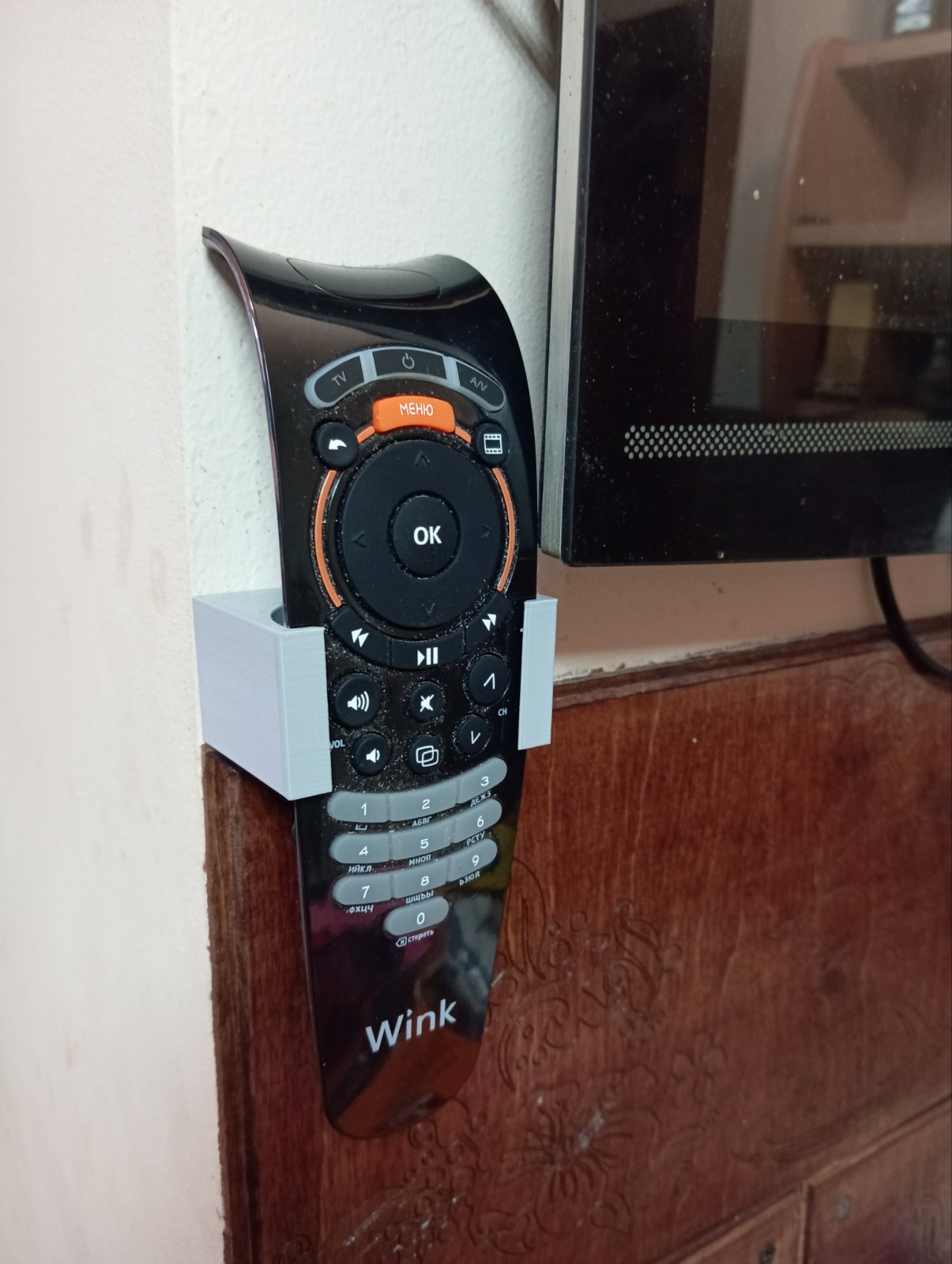 Rostelecom uzaktan kumandasını (WINK) duvara monte edin (Plastik Aparattır!!!)