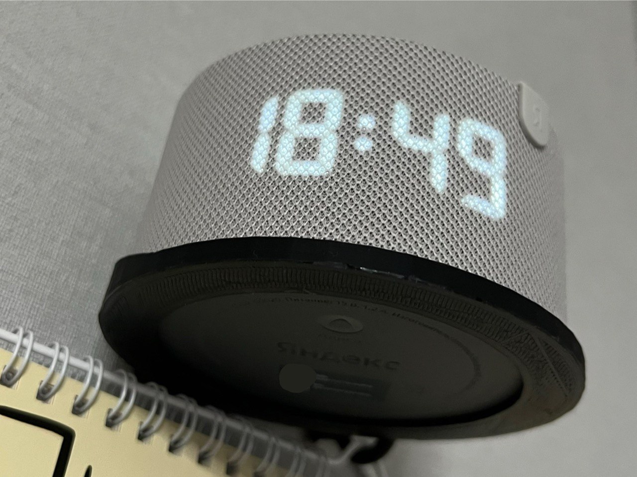 Bir saat ile Yandex mini 2 - duvar sütun duvarında bir braket (Plastik Aparattır!!!) Bir saat ile Yandex mini 2 - duvar sütun duvarında bir braket (Plastik Aparattır!!!)