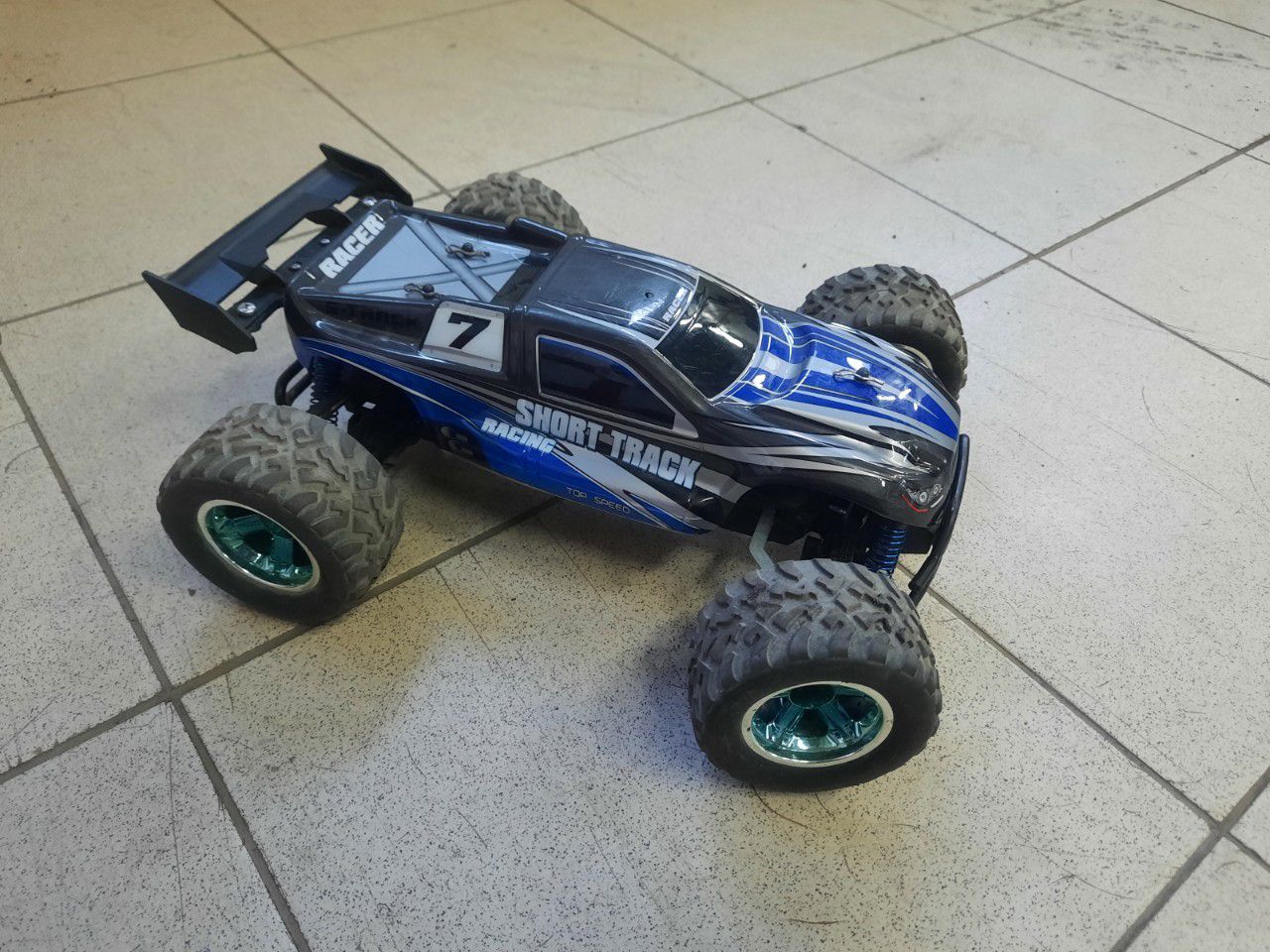 Dişli, sürücü, radyo kontrollü makine (Plastik Aparattır!!!)