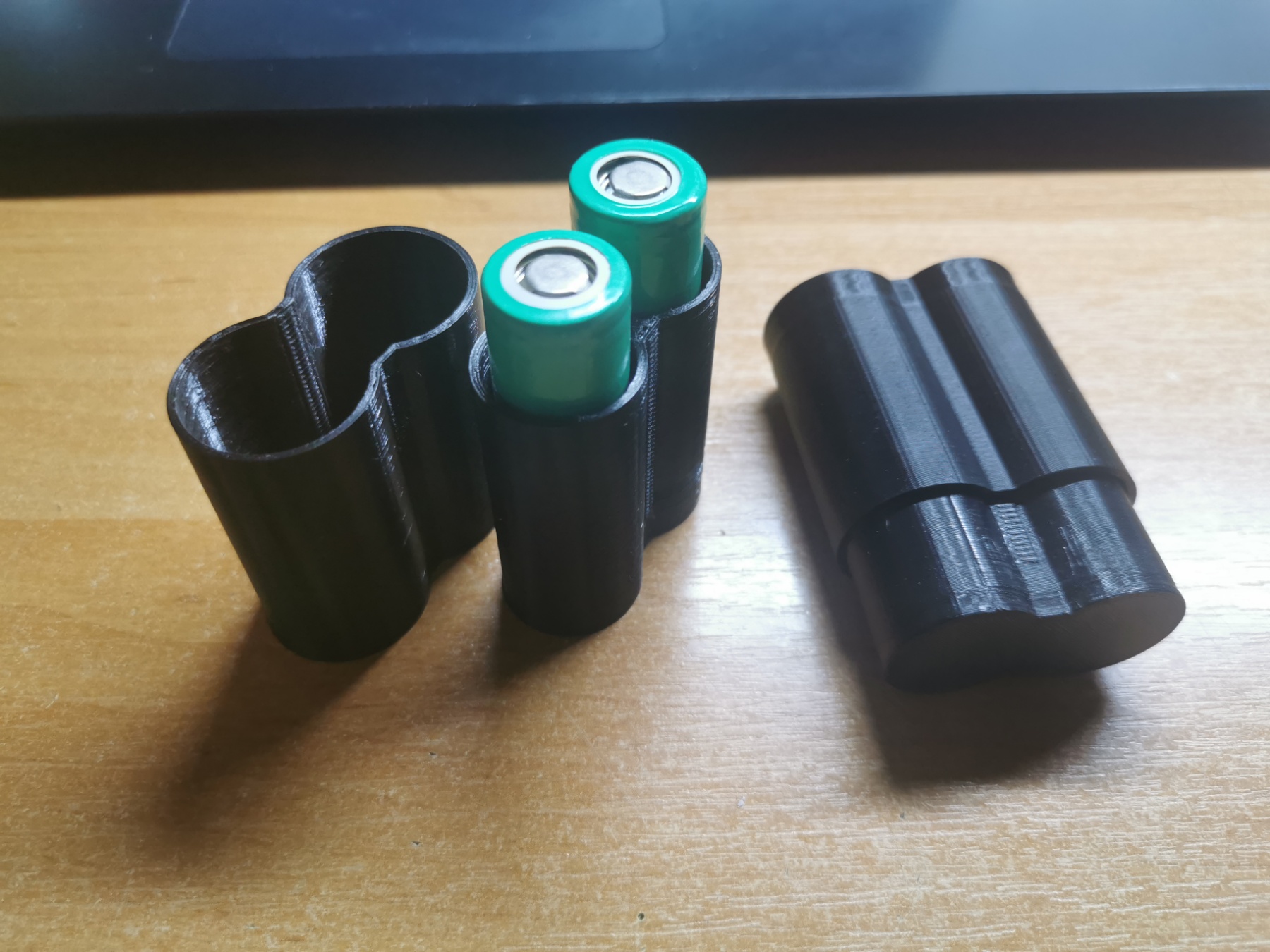 İki pil için evrensel kutu 18650 veya 20700 (Plastik Aparattır!!!)