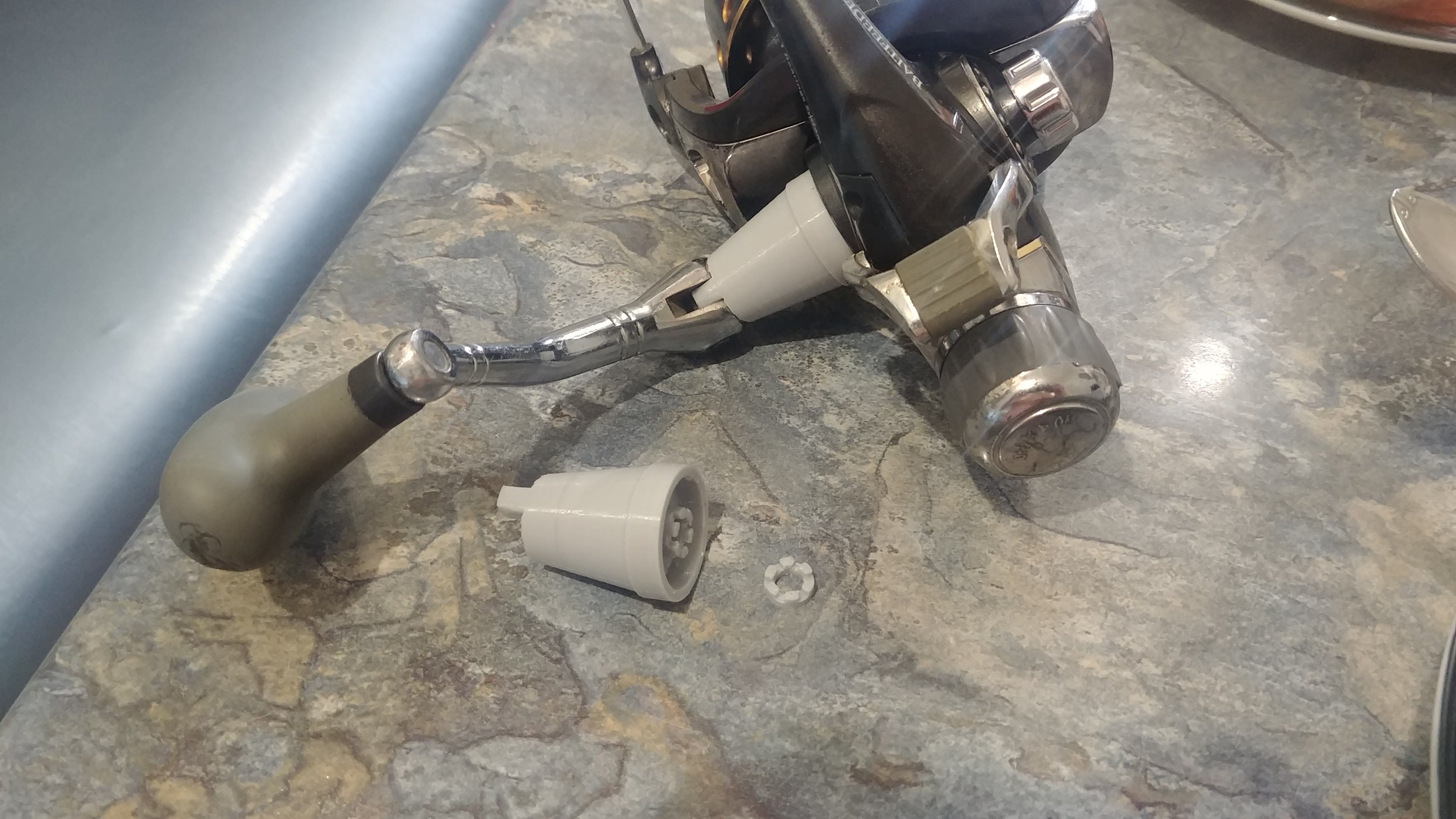 Sazan makaralarının sapını çıkarın (Plastik Aparattır!!!)