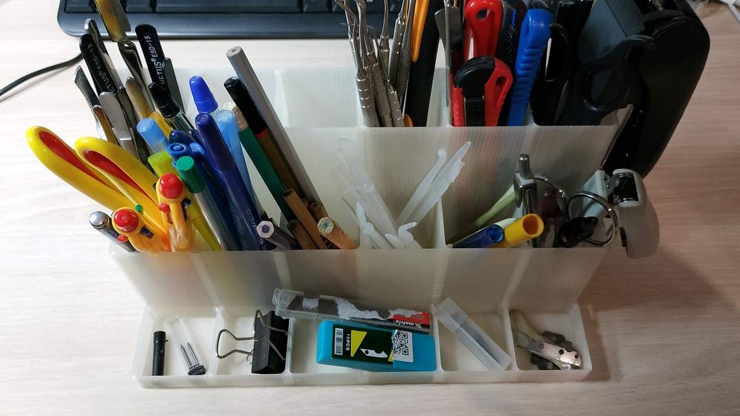 Organizatör. Kalem tutucu. Araç kutusu. (Plastik Aparattır!!!)