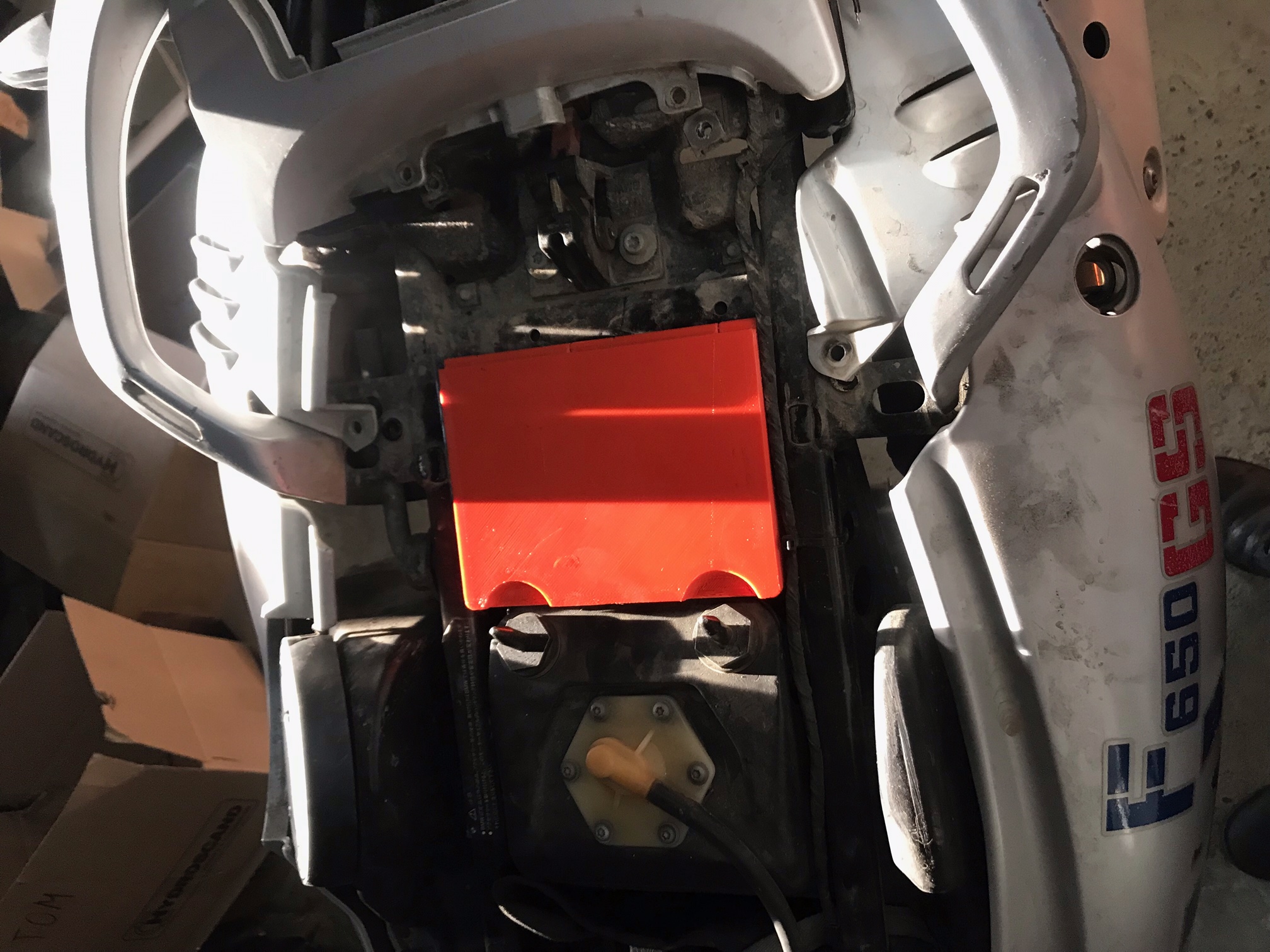 BMW F650 GS eyer kutusu (Plastik Aparattır!!!)