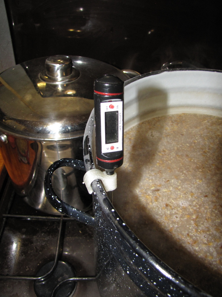 Bir tava için termometre süspansiyonu (Plastik Aparattır!!!) Bir tava için termometre süspansiyonu (Plastik Aparattır!!!)