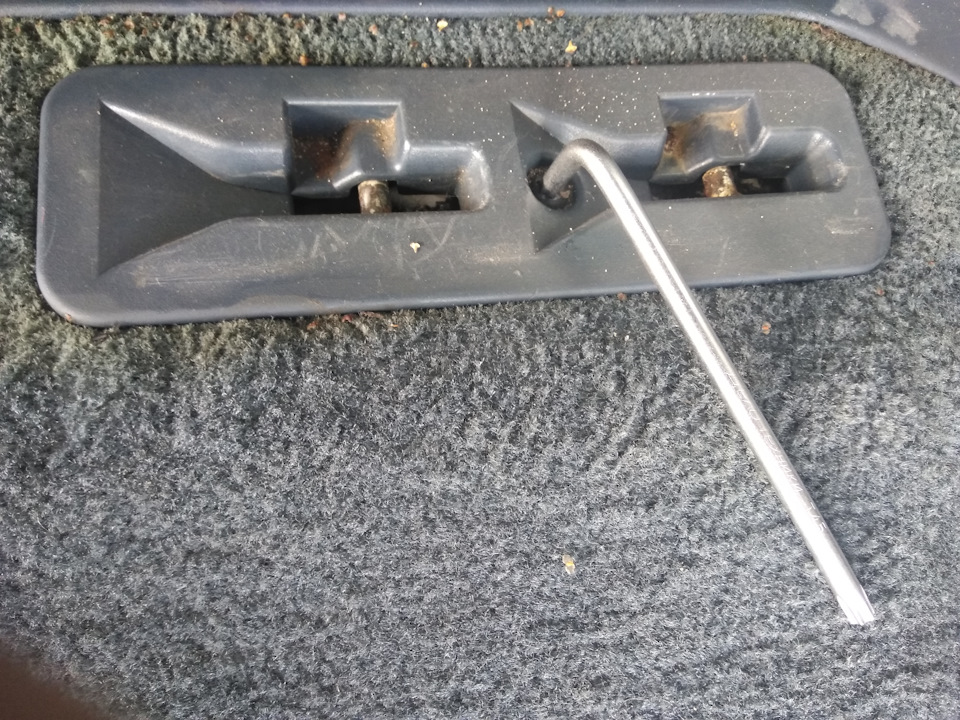 Zemini sabitlemek için vida Pontiac/Chevrolet/Oldsmobile'ı kaplar. (Plastik Aparattır!!!)