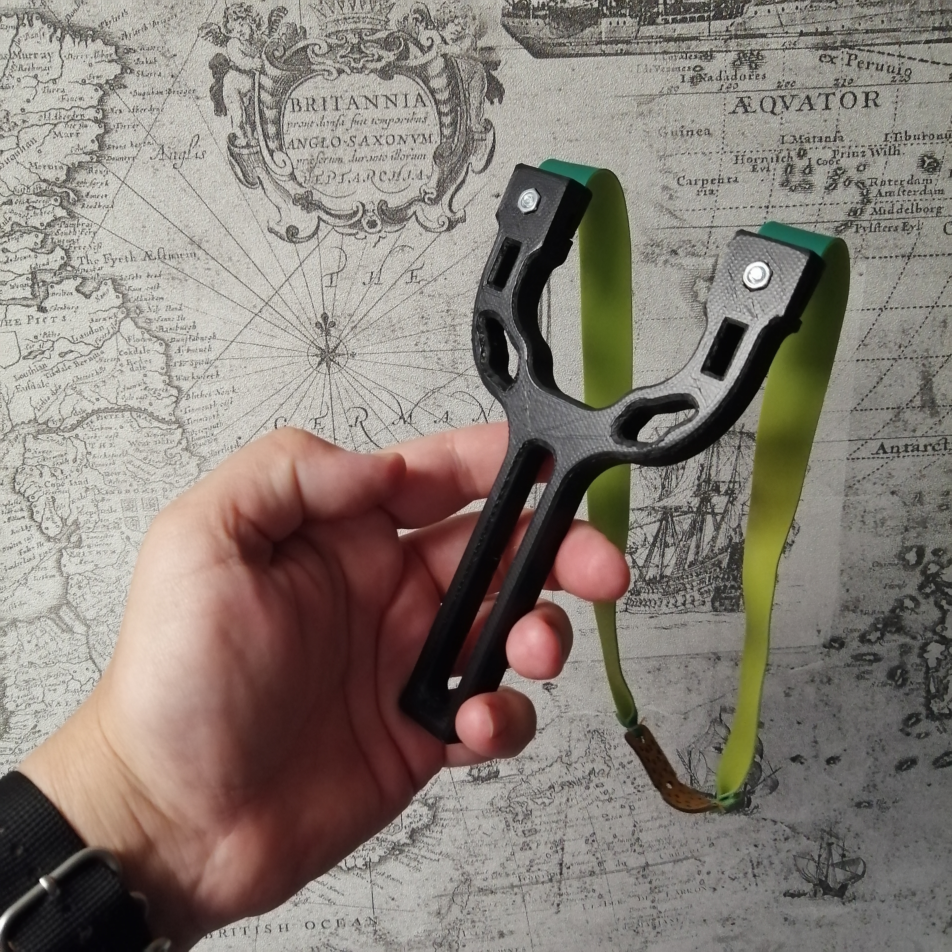 Çin düz elastik bantları altında bir sapan. Wandles M5 (Plastik Aparattır!!!) Çin düz elastik bantları altında bir sapan. Wandles M5 (Plastik Aparattır!!!)