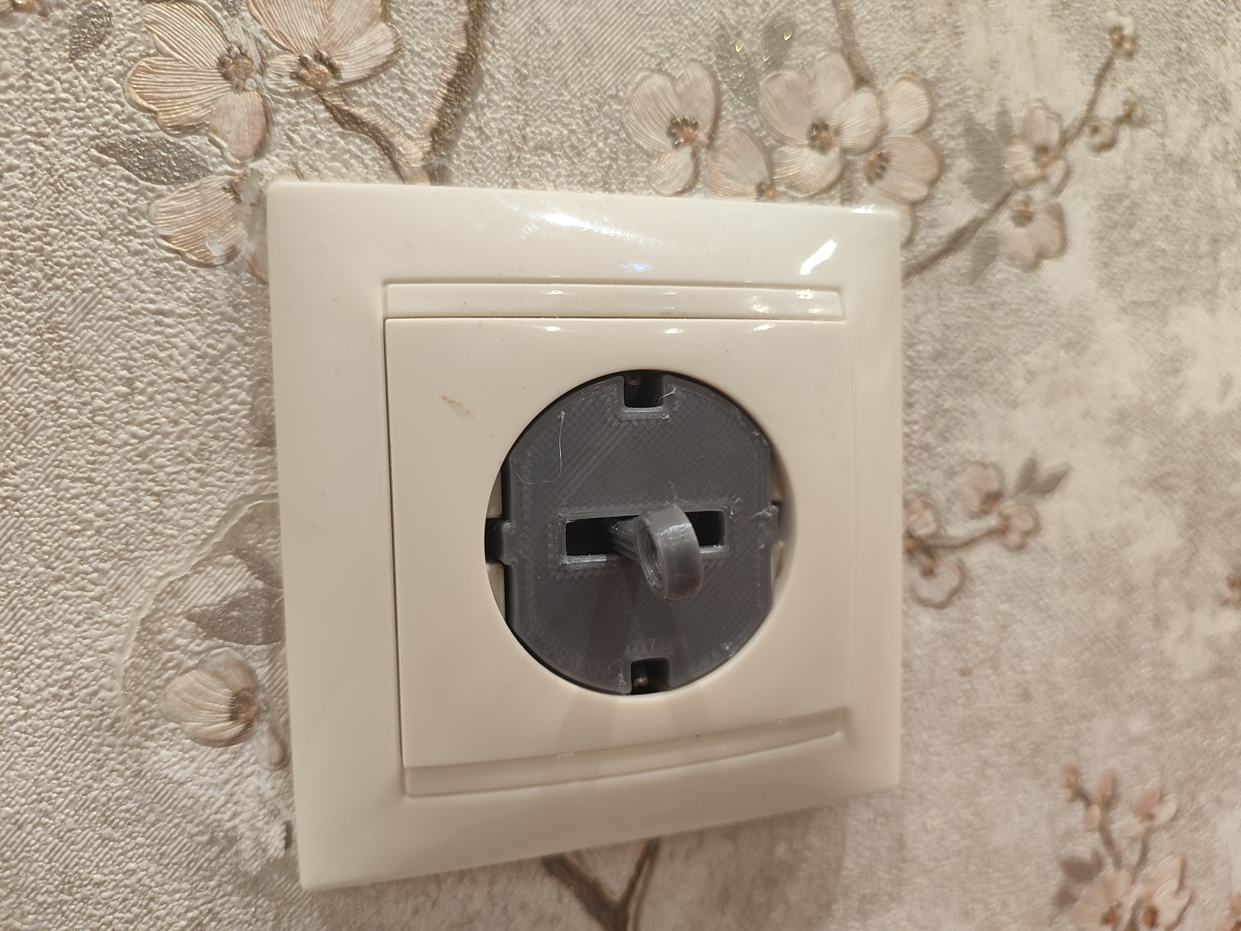 Soketler için çocukların açamayacağı fiş. (Plastik Aparattır!!!)