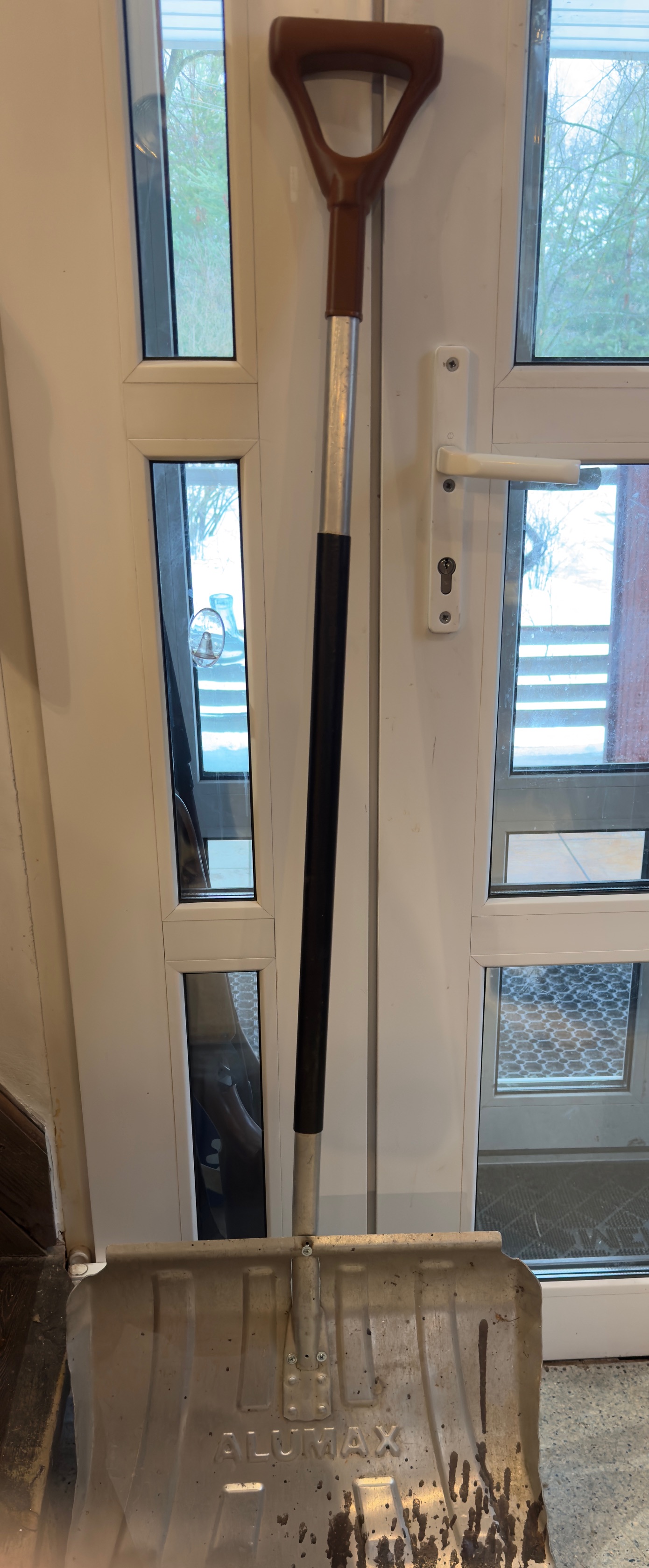 ALUMAX kepçenin sapı, sap bölümünde standart değildir. (Plastik Aparattır!!!)