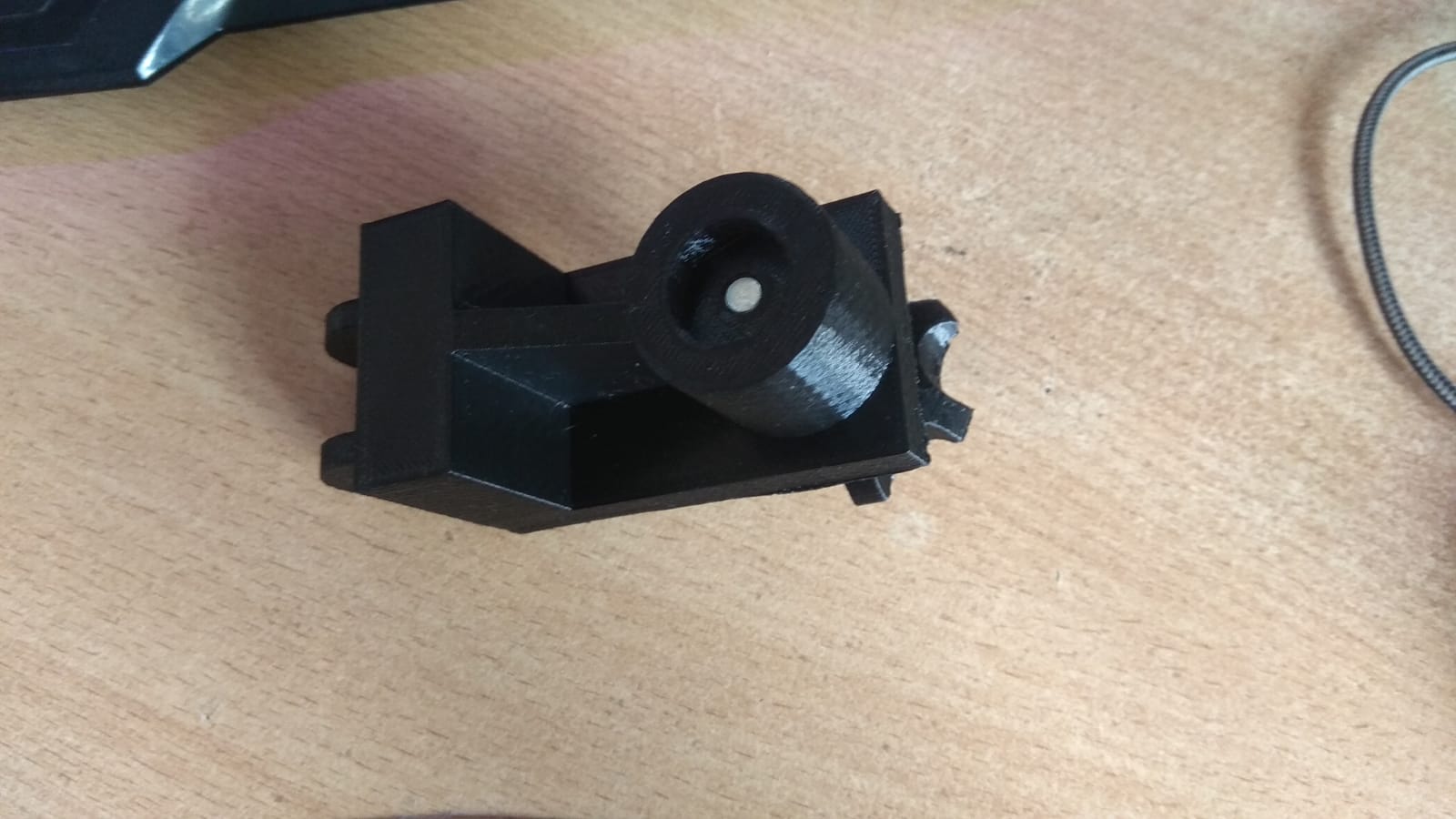 Bir tripod üzerinde binokülasyon. (Plastik Aparattır!!!)