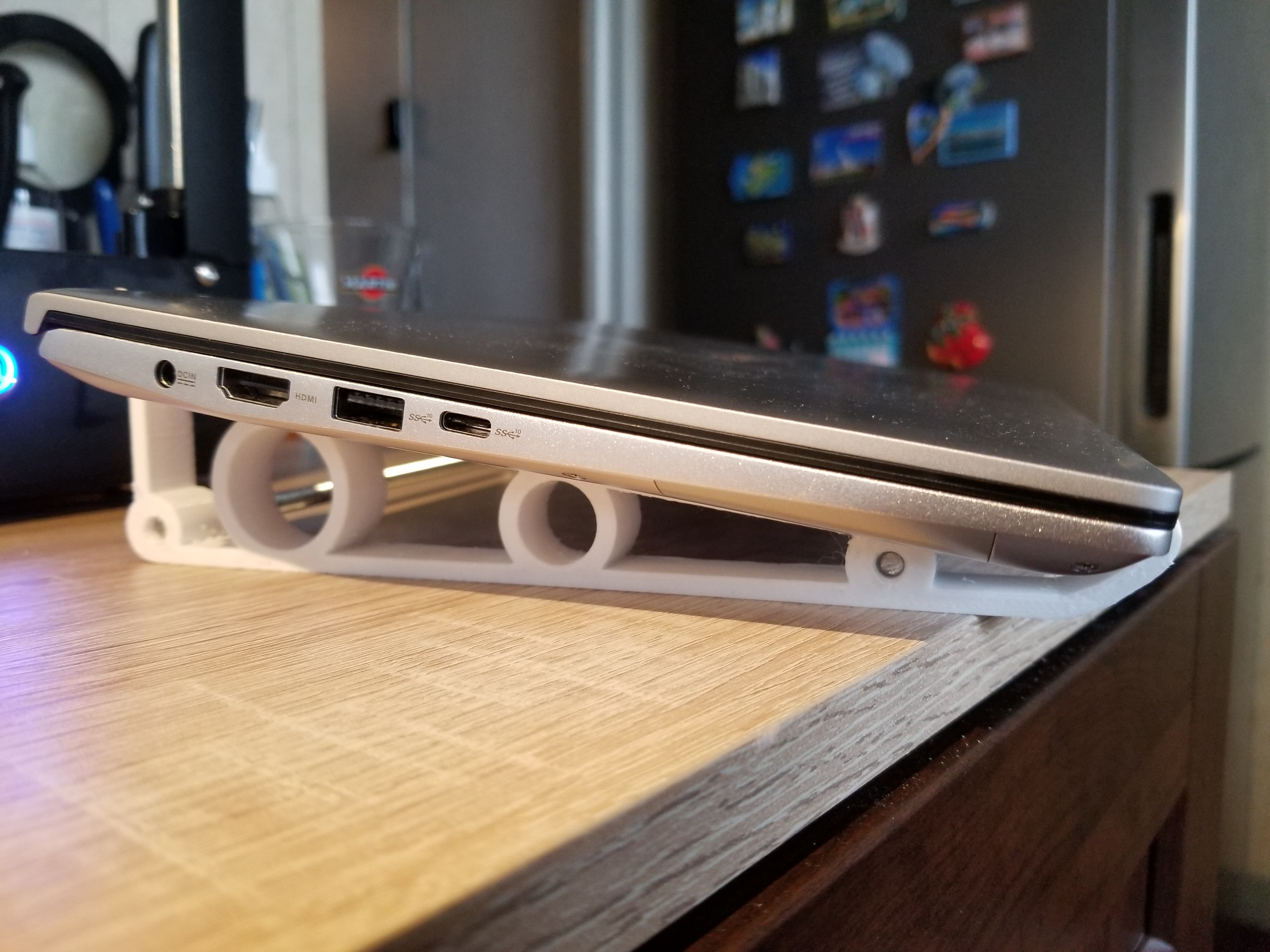 Başka bir dizüstü bilgisayar standı (Plastik Aparattır!!!)