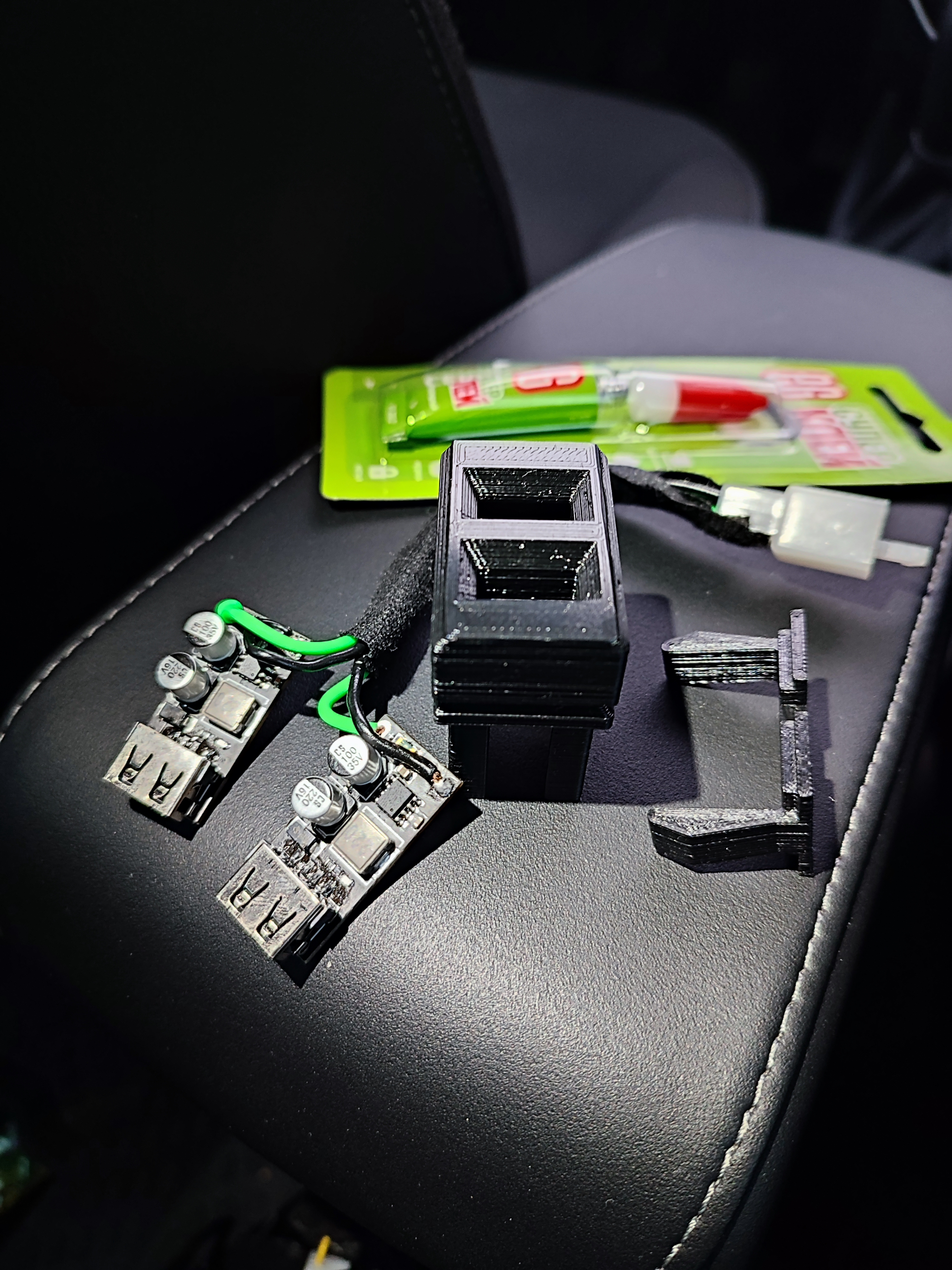 Largus arka USB şarj cihazı (Plastik Aparattır!!!)