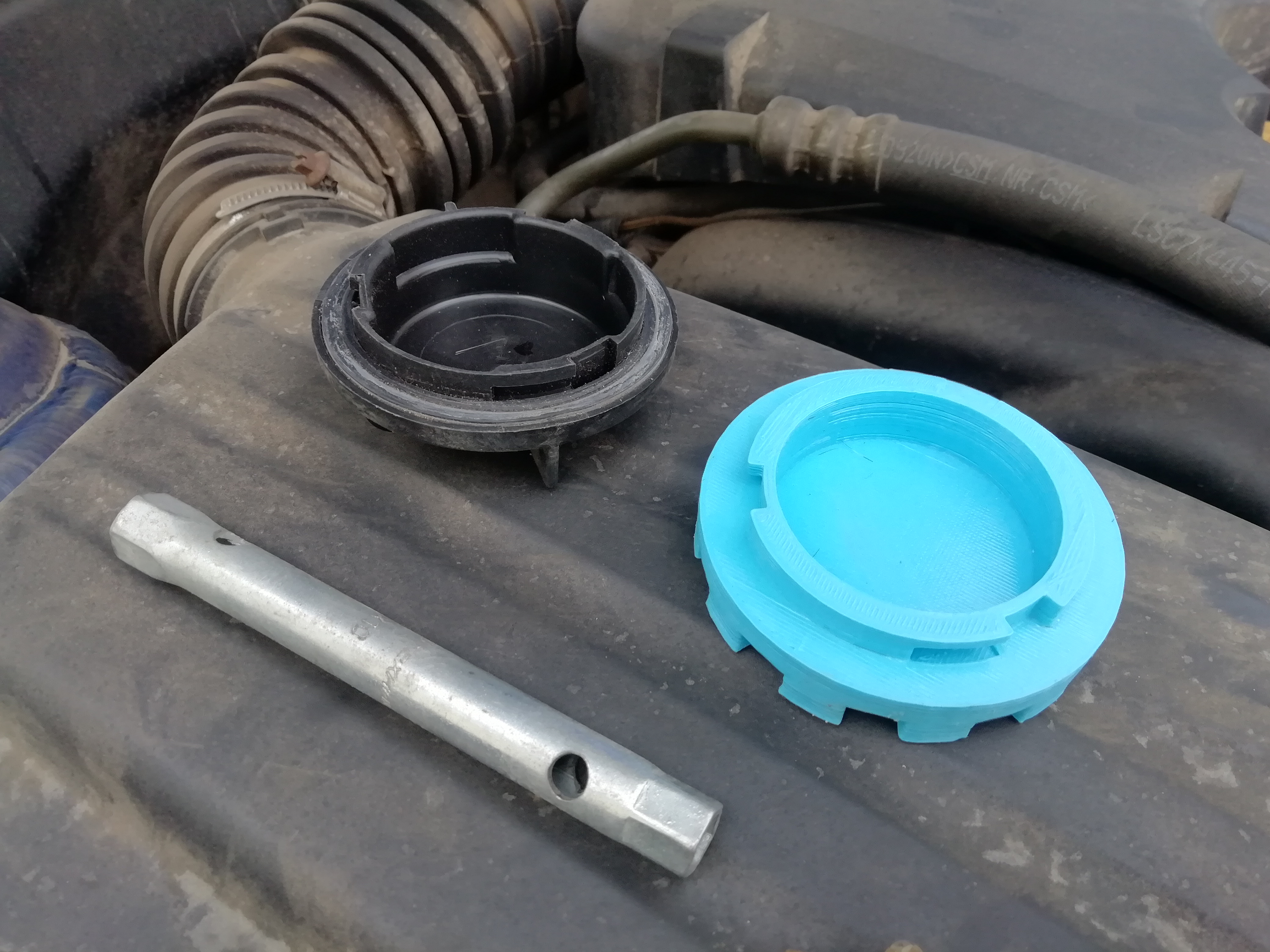 Заглушка фары чери тигго т11. Заглушку фары hella 3 д модель. Чери тигго т11 крышка фары. Крышка фары 3д модель. Фара фвн 64-1.