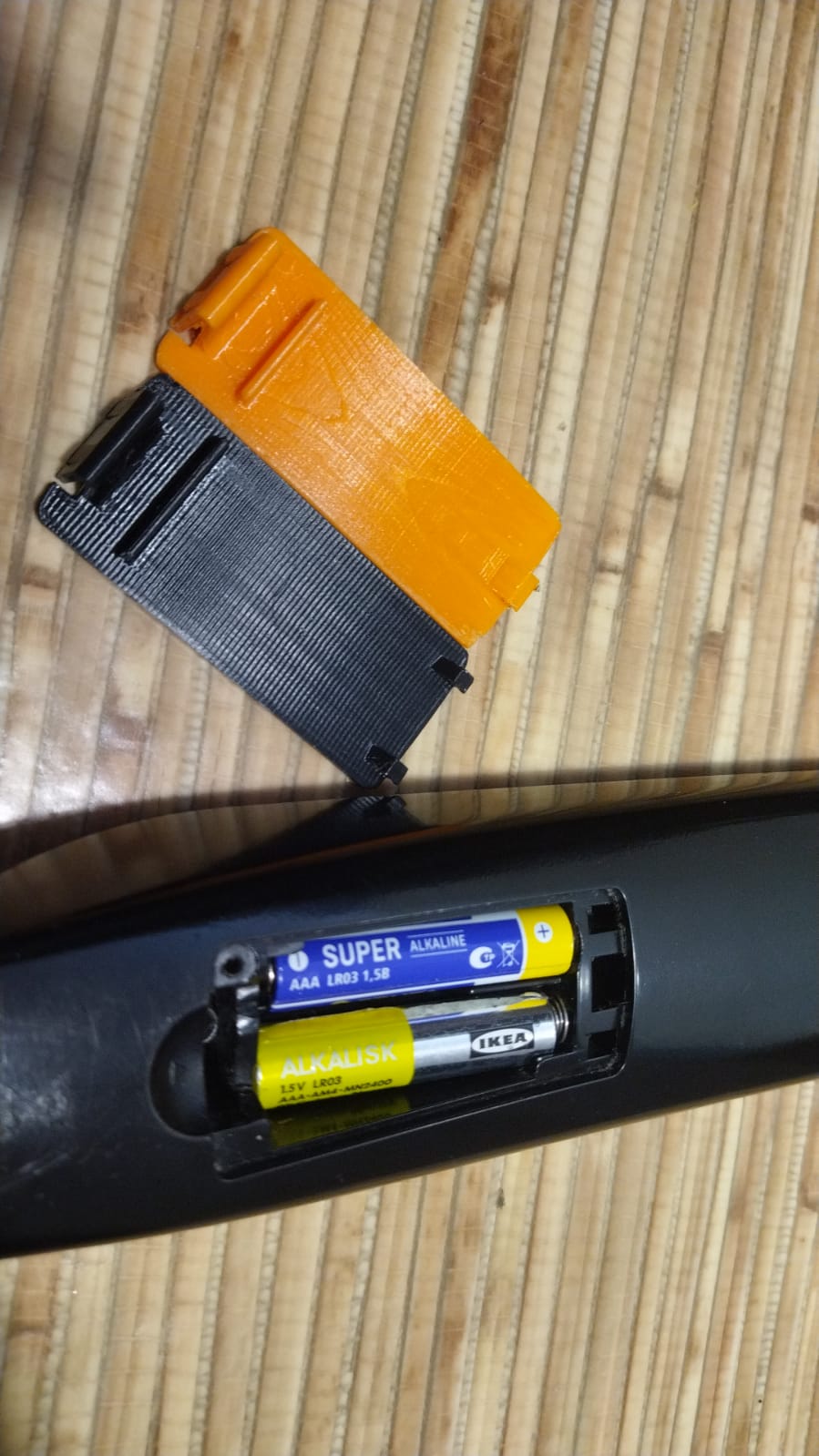 Televizyon uzaktan kumandasının pil bölmesi Samsung (Plastik Aparattır!!!)