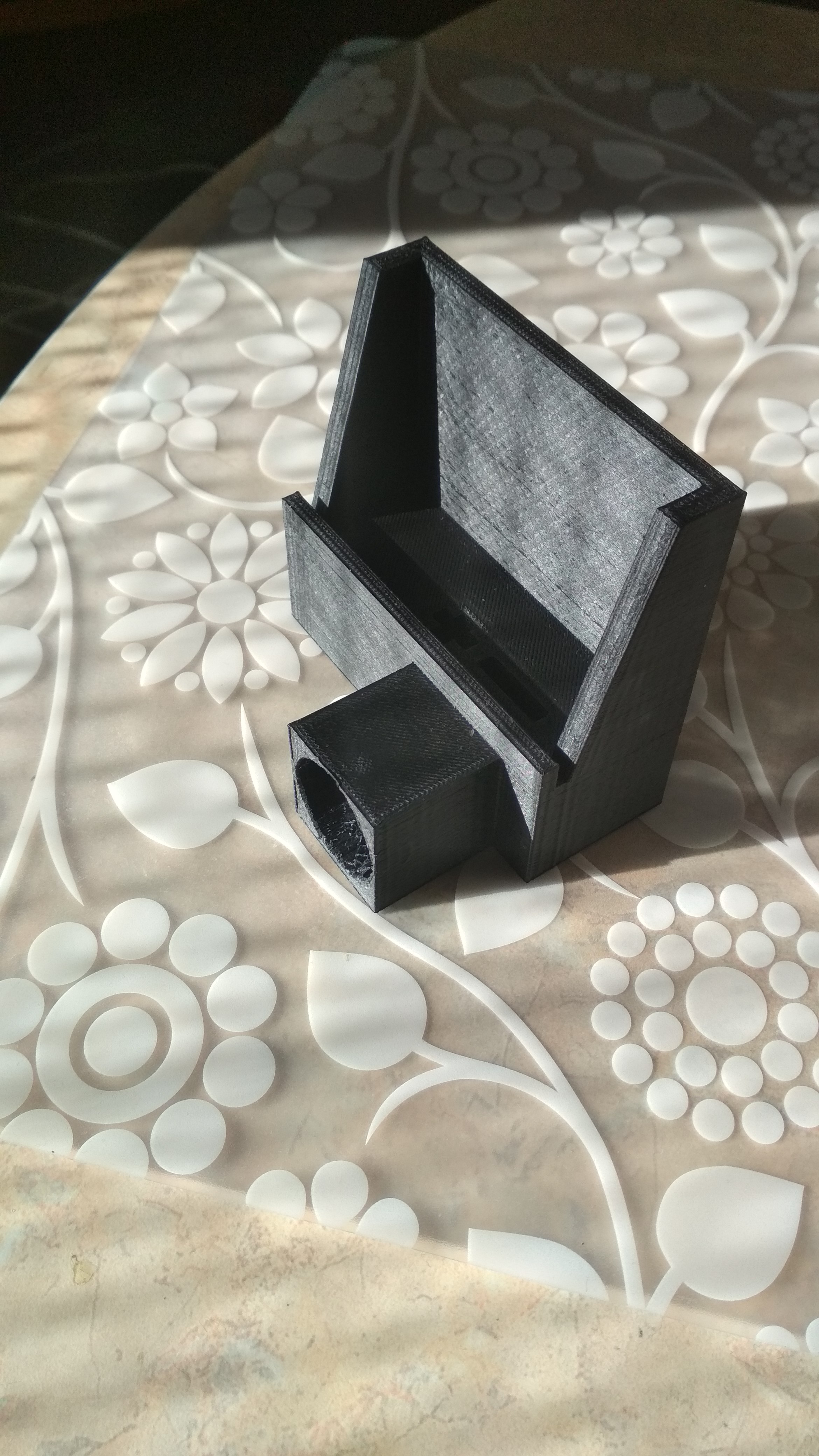 Pasif yönlendirilmiş ses geliştiricisi olan bir akıllı telefon standı (Plastik Aparattır!!!)