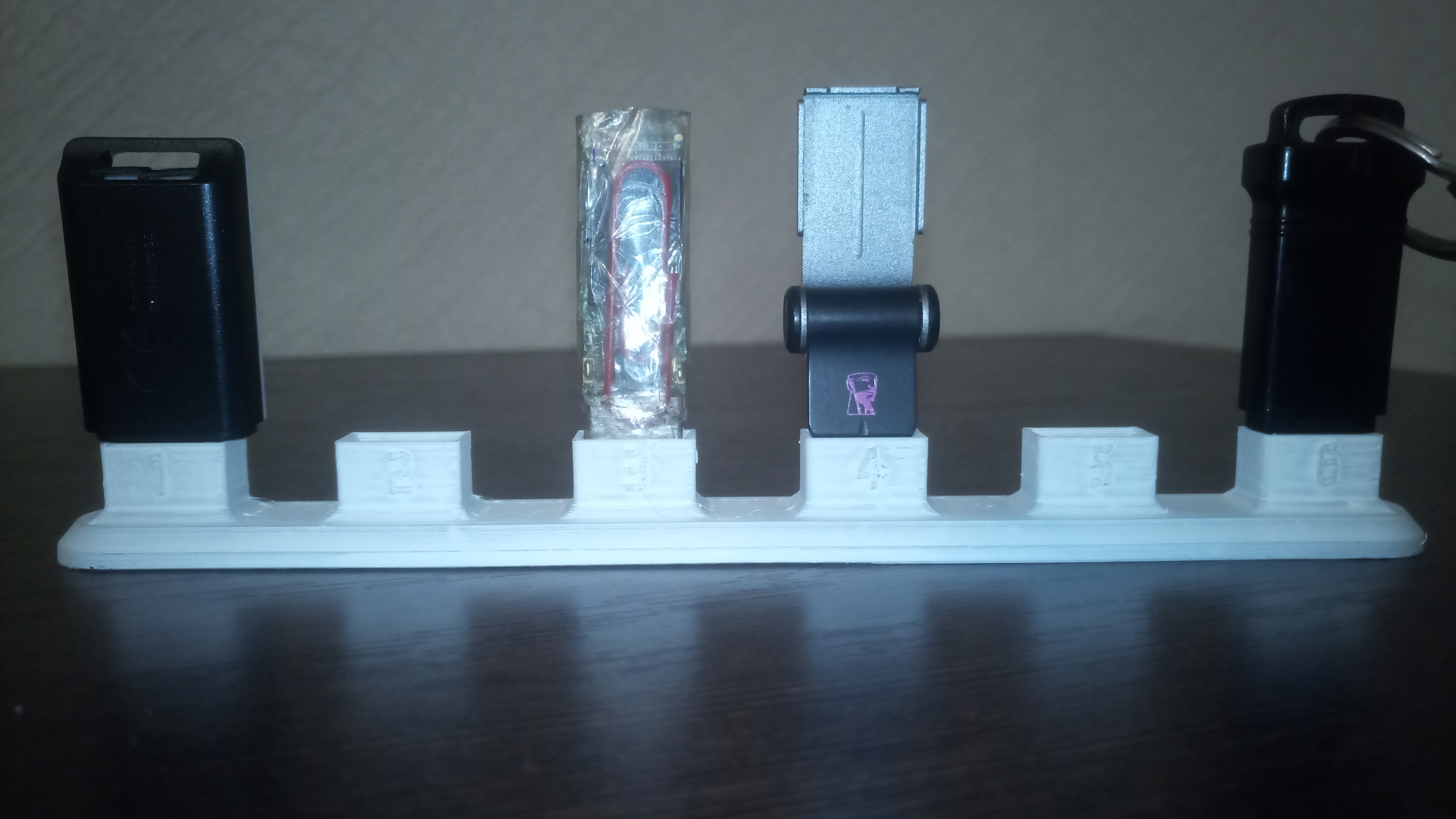 Flash Drives altında kaset (organizatör, boks) ( + anahtarlıklı seçenek) (Plastik Aparattır!!!)