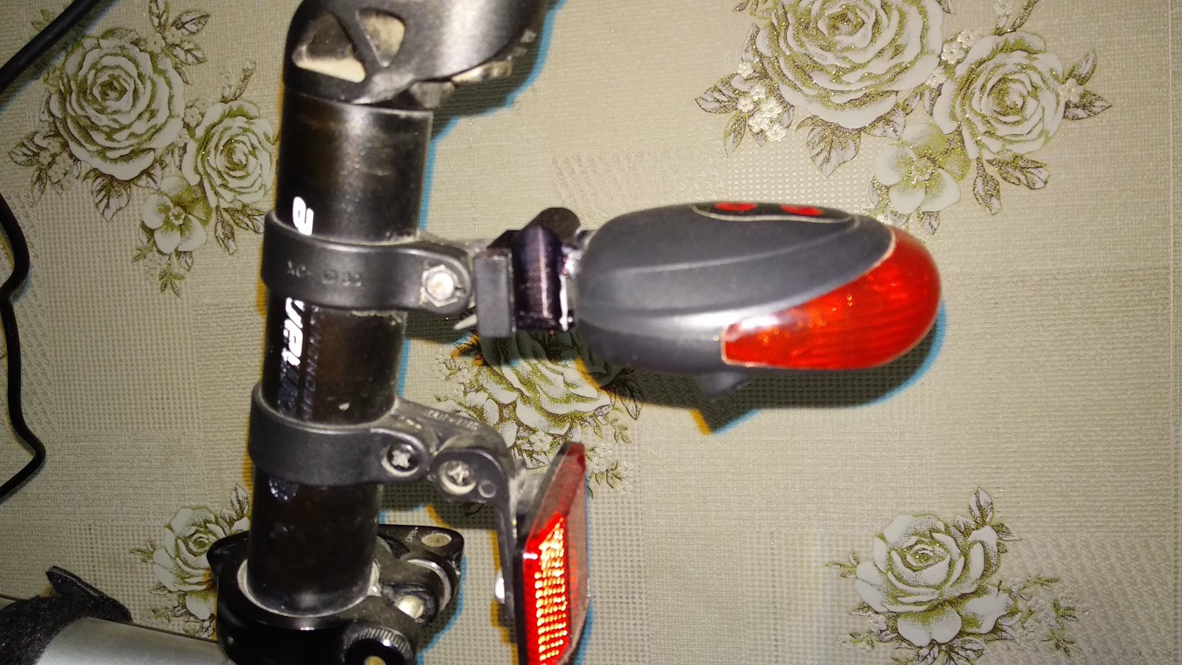 Arka bisiklet lambasındaki kırık montaj parçası. (Plastik Aparattır!!!)