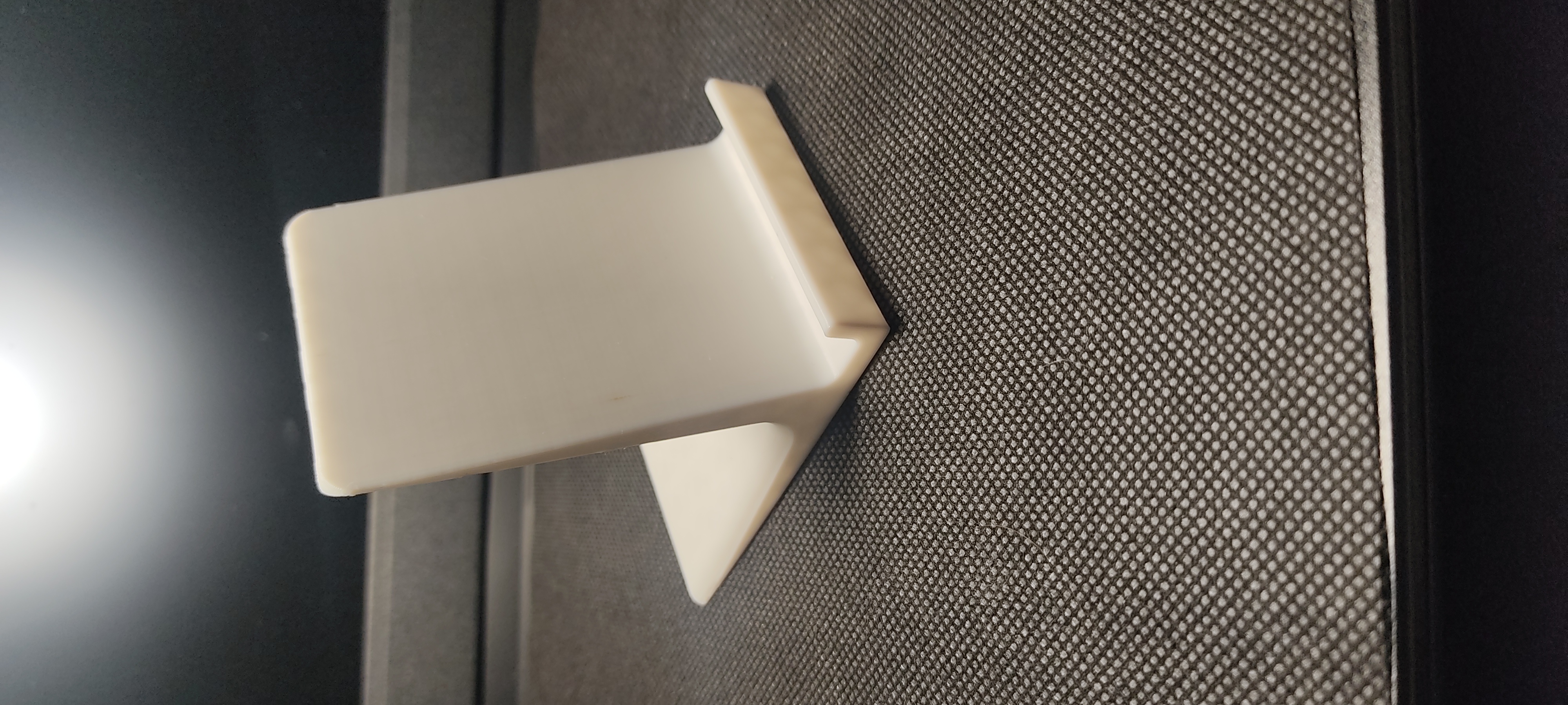 Akıllı telefonun standı ergonomik. (Plastik Aparattır!!!)