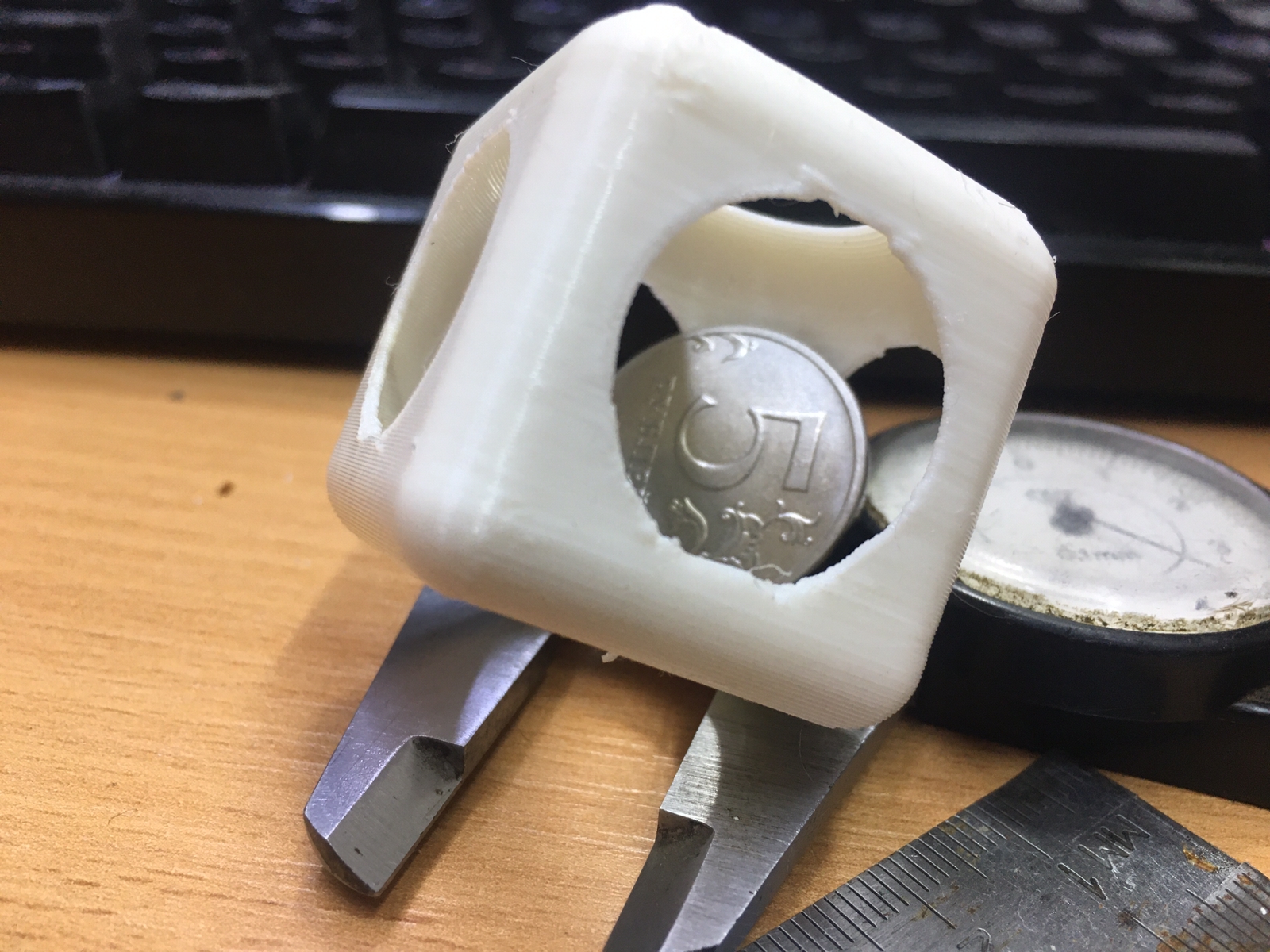 5 Ruble madeni para bir tuzağı, kendinizi karıştırmak Singires'e indirmekten daha kolaydı. (Plastik Aparattır!!!) 5 Ruble madeni para bir tuzağı, kendinizi karıştırmak Singires'e indirmekten daha kolaydı. (Plastik Aparattır!!!)