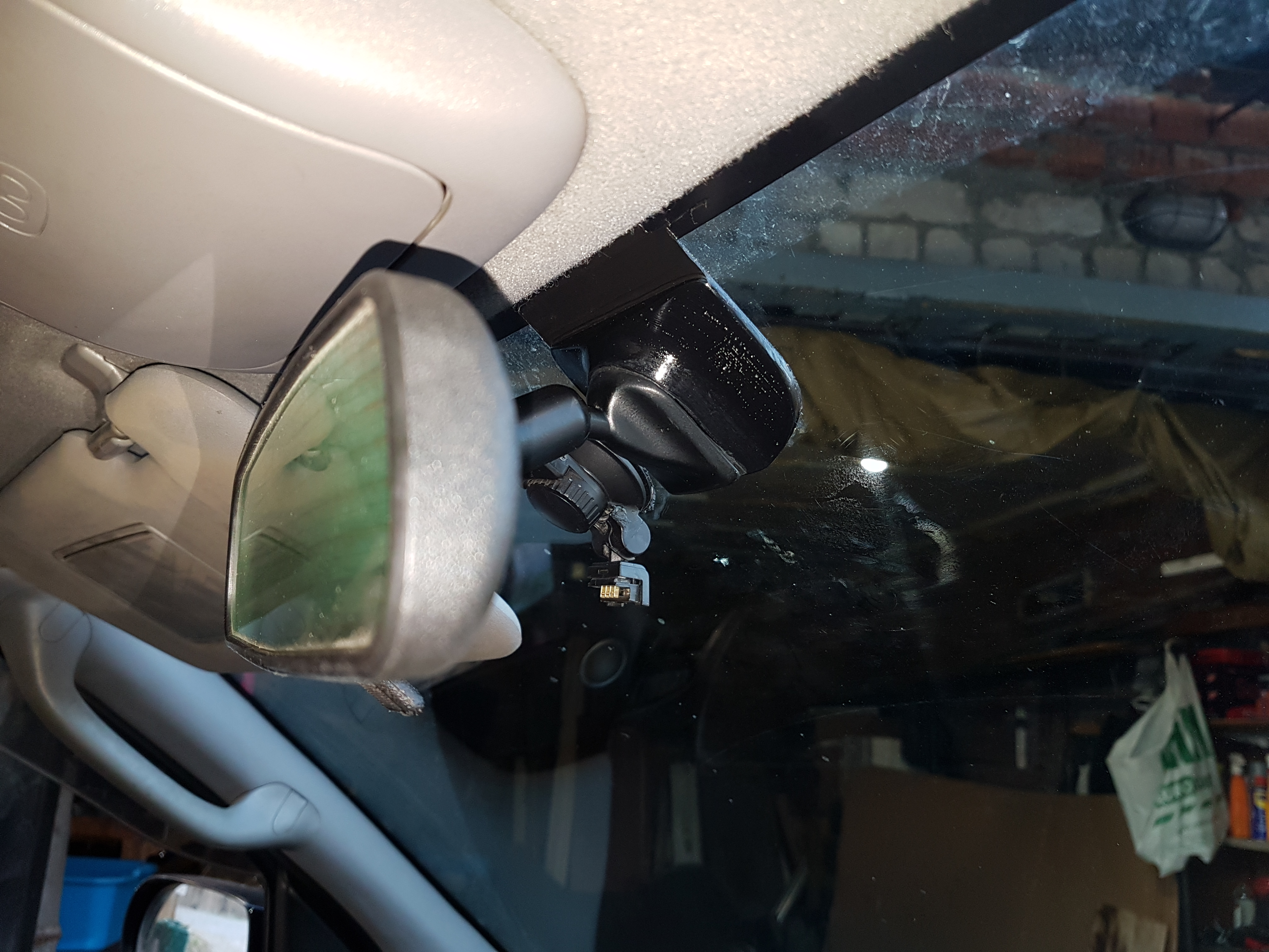 MAZDA TRIBUTE otomobilinin ön camına dikiz aynası monte etmek için platform (Plastik Aparattır!!!)
