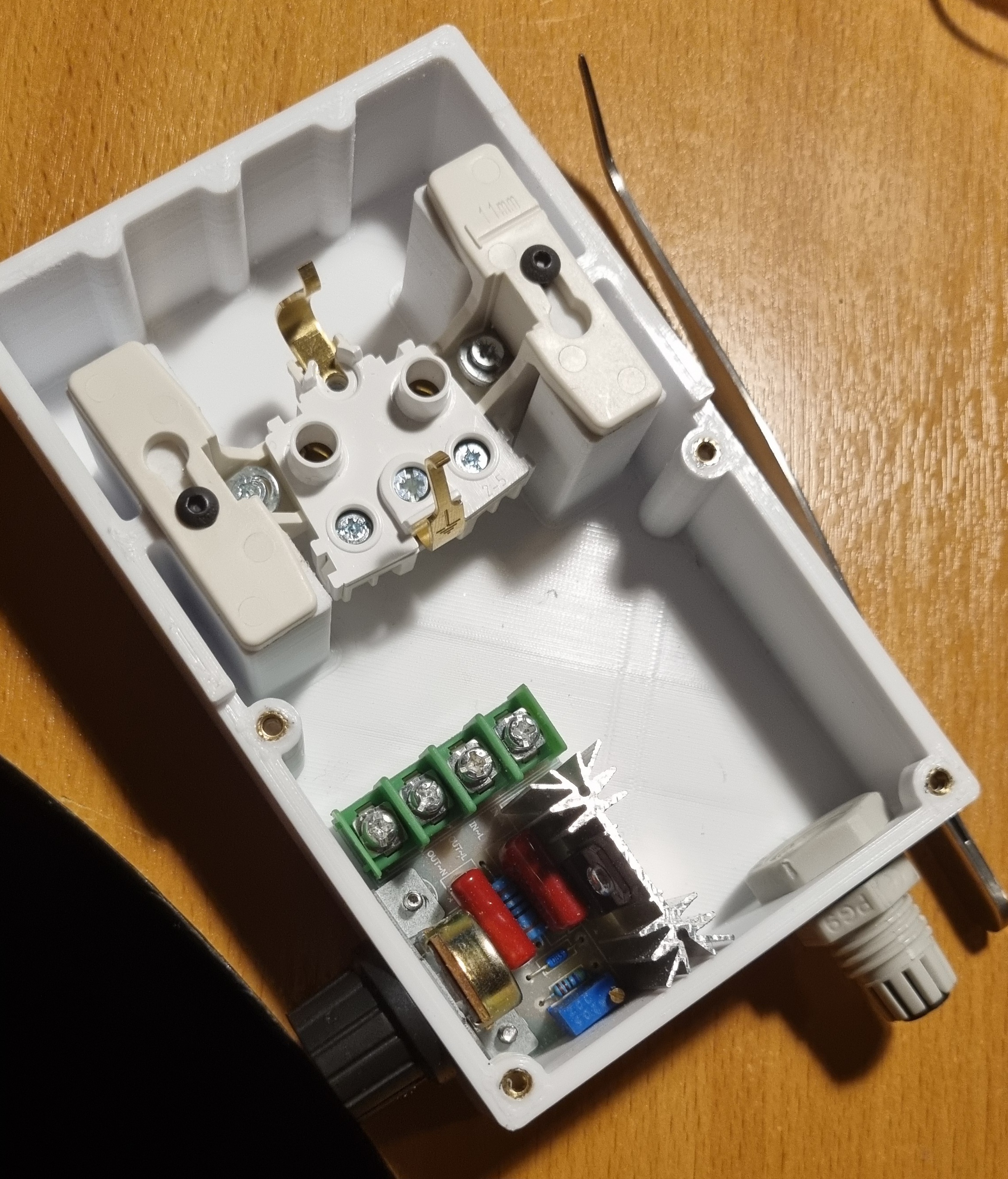 Voltaj kontrol gövdesi (Plastik Aparattır!!!)