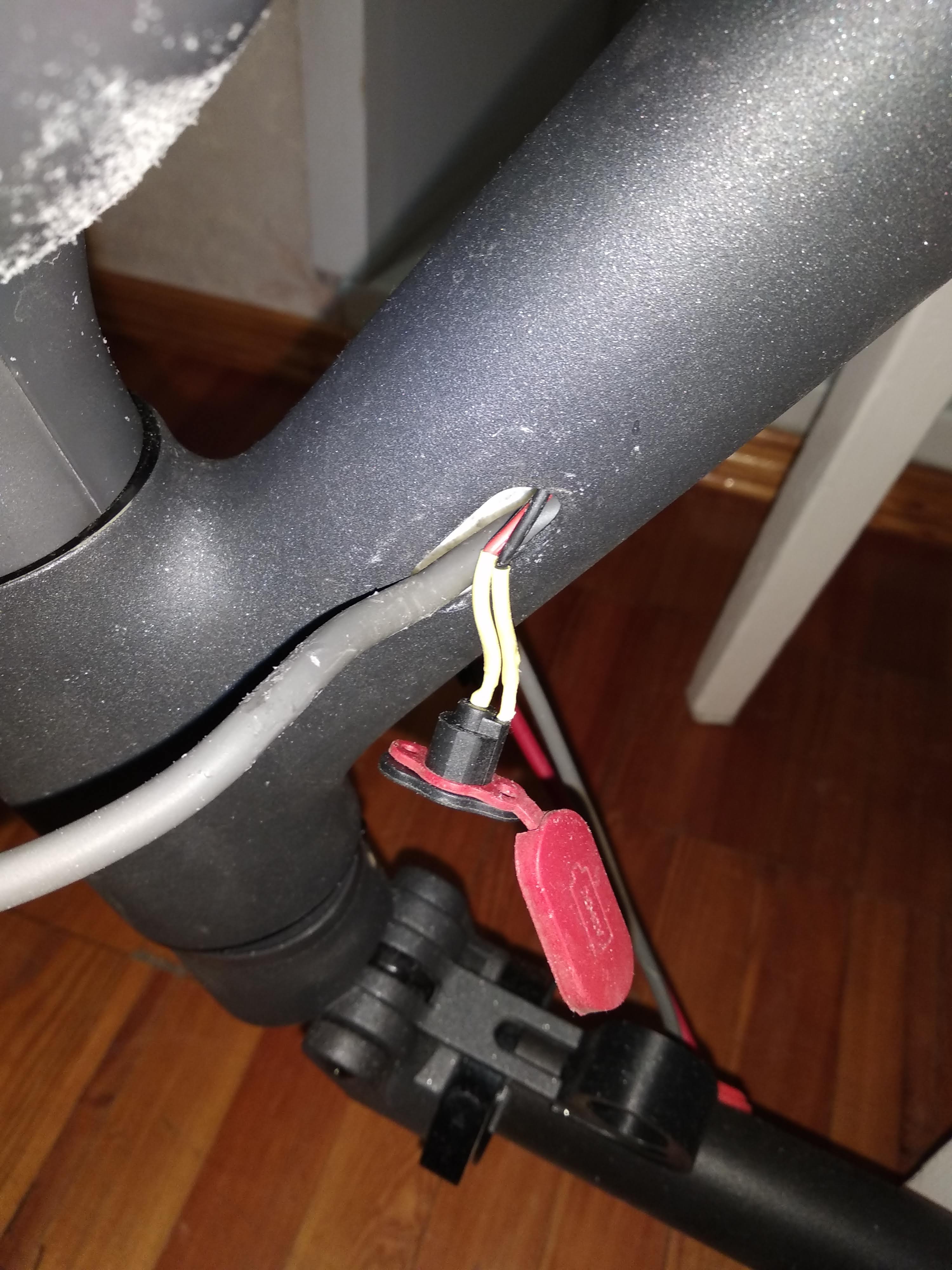 Xiaomi Mijia M365 şarj soketini bağlama (çerçevedeki deliğe aktarma, tekerlek motoru için güç kabloları) (Plastik Aparattır!!!)