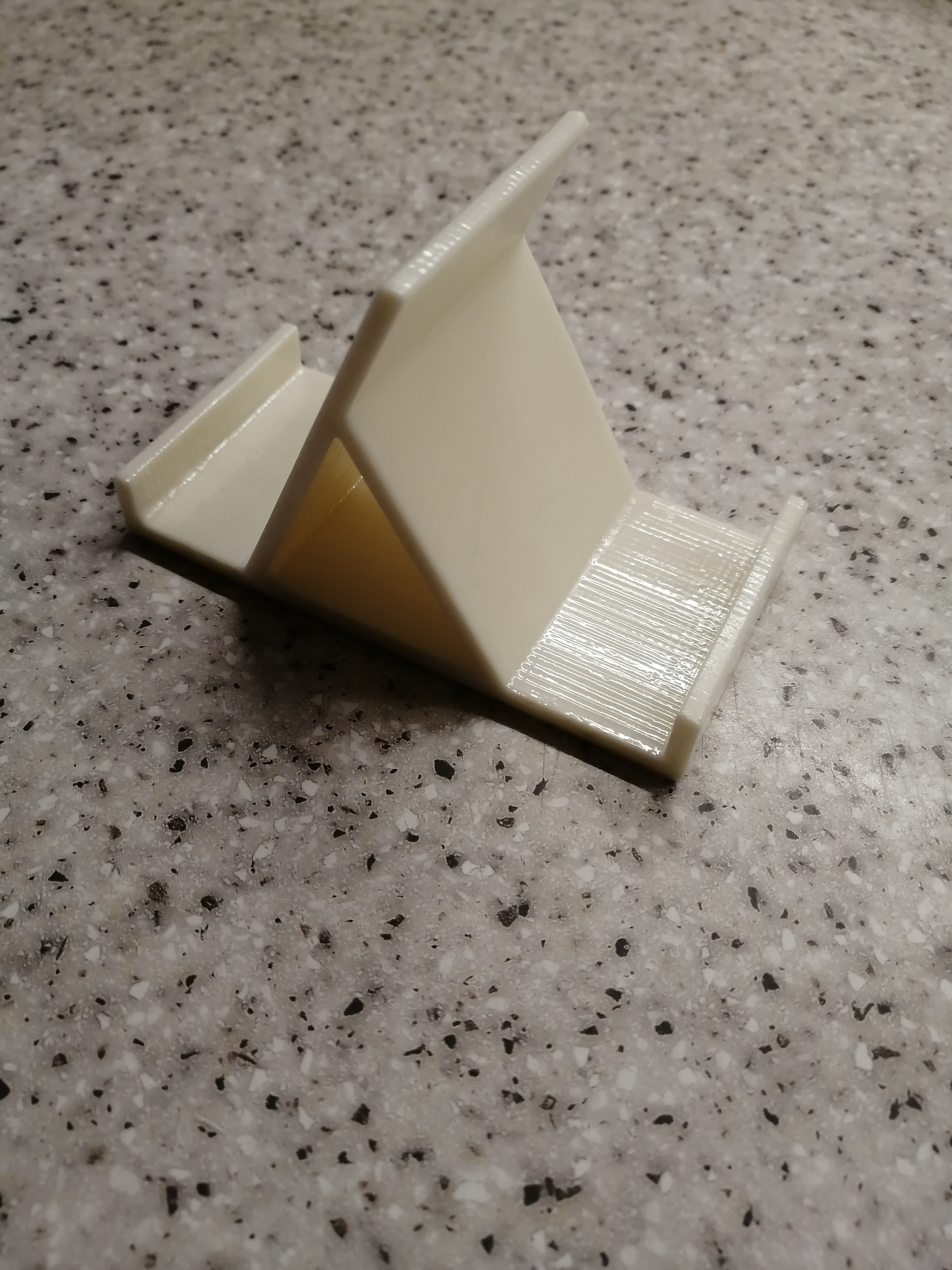 Bir telefon veya tablet için bir stand. (Plastik Aparattır!!!)