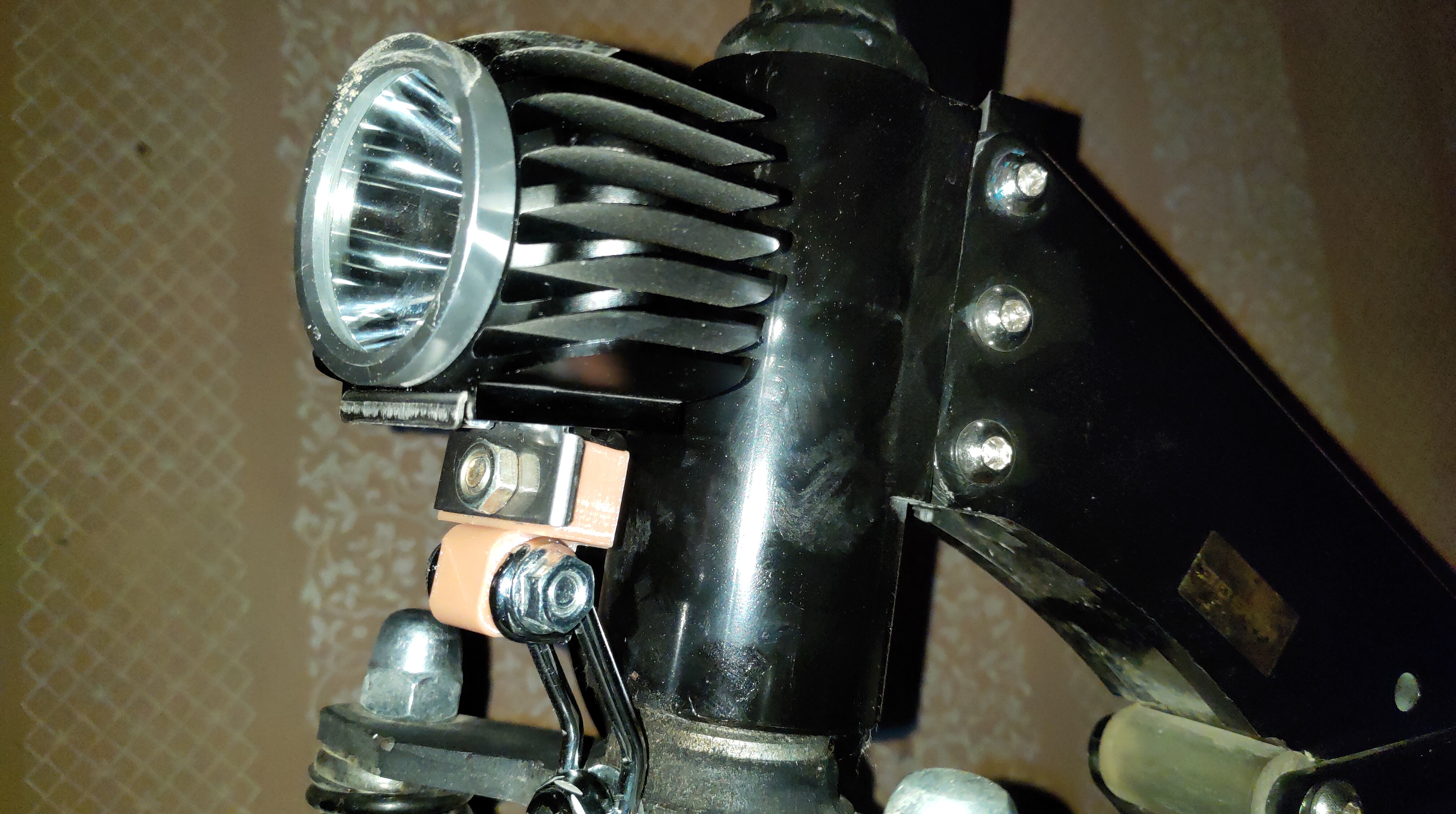 Scooter Kugoo M4 Pro'daki farın sabitlenmesi için braket (Plastik Aparattır!!!)