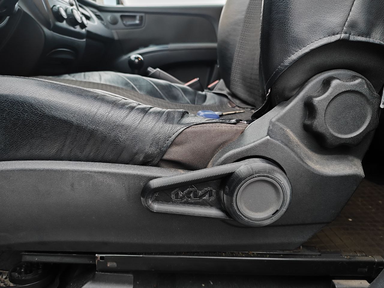 Kia Sportage 2 sürücü koltuğu kaldırma kolu (Plastik Aparattır!!!)