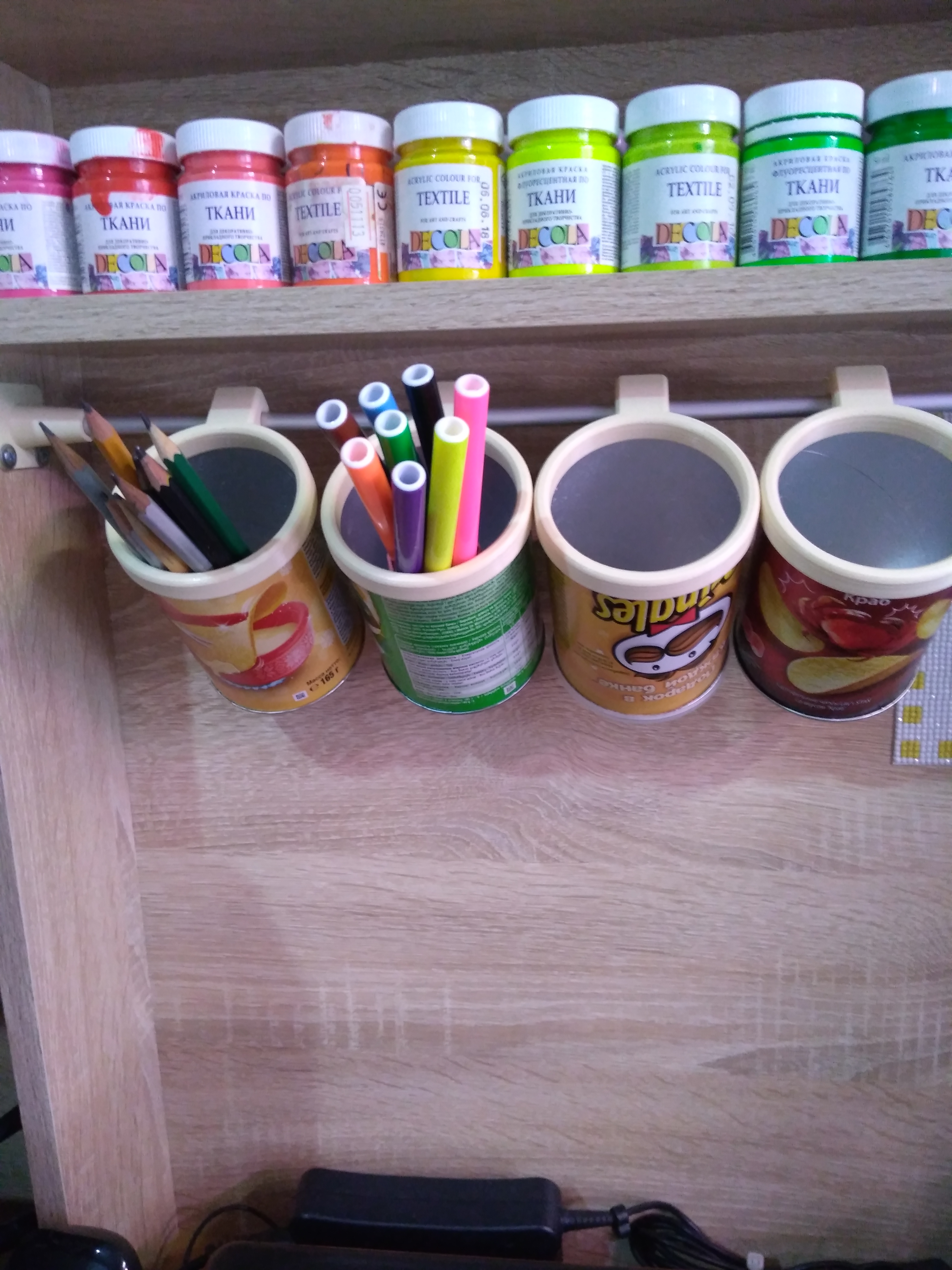Korkuluk üzerinde Pringles kutusu için kancalı halka (kalemlik, el tutucusu, fırça tutucusu) (Plastik Aparattır!!!)