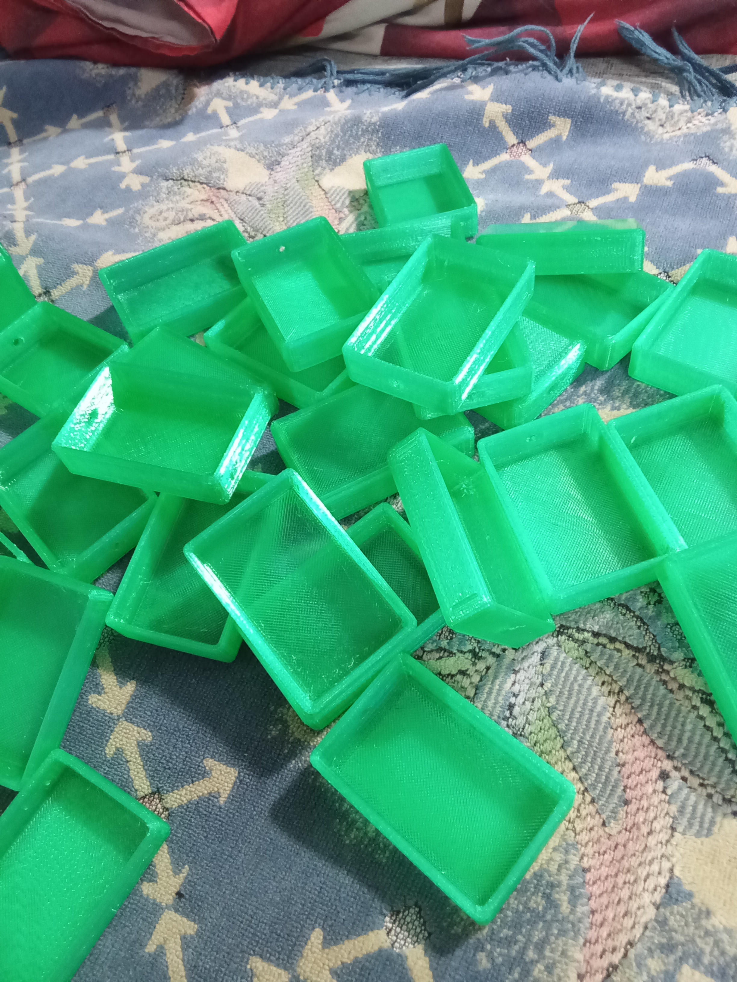 Küçük şeyler için organizatör (radyo bileşenleri). (Plastik Aparattır!!!) Küçük şeyler için organizatör (radyo bileşenleri). (Plastik Aparattır!!!)
