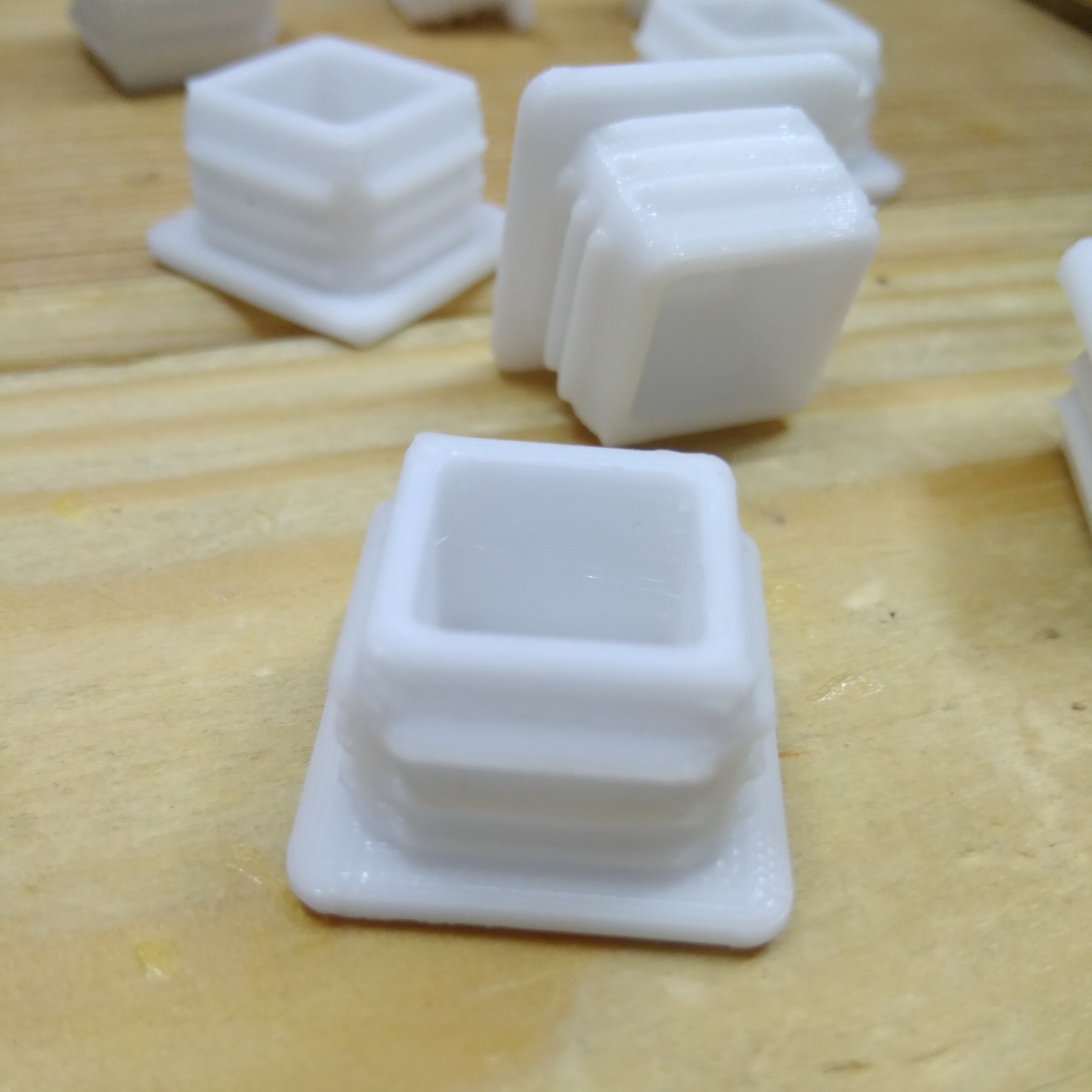 20x20 kare profilli boruya takın (Plastik Aparattır!!!)