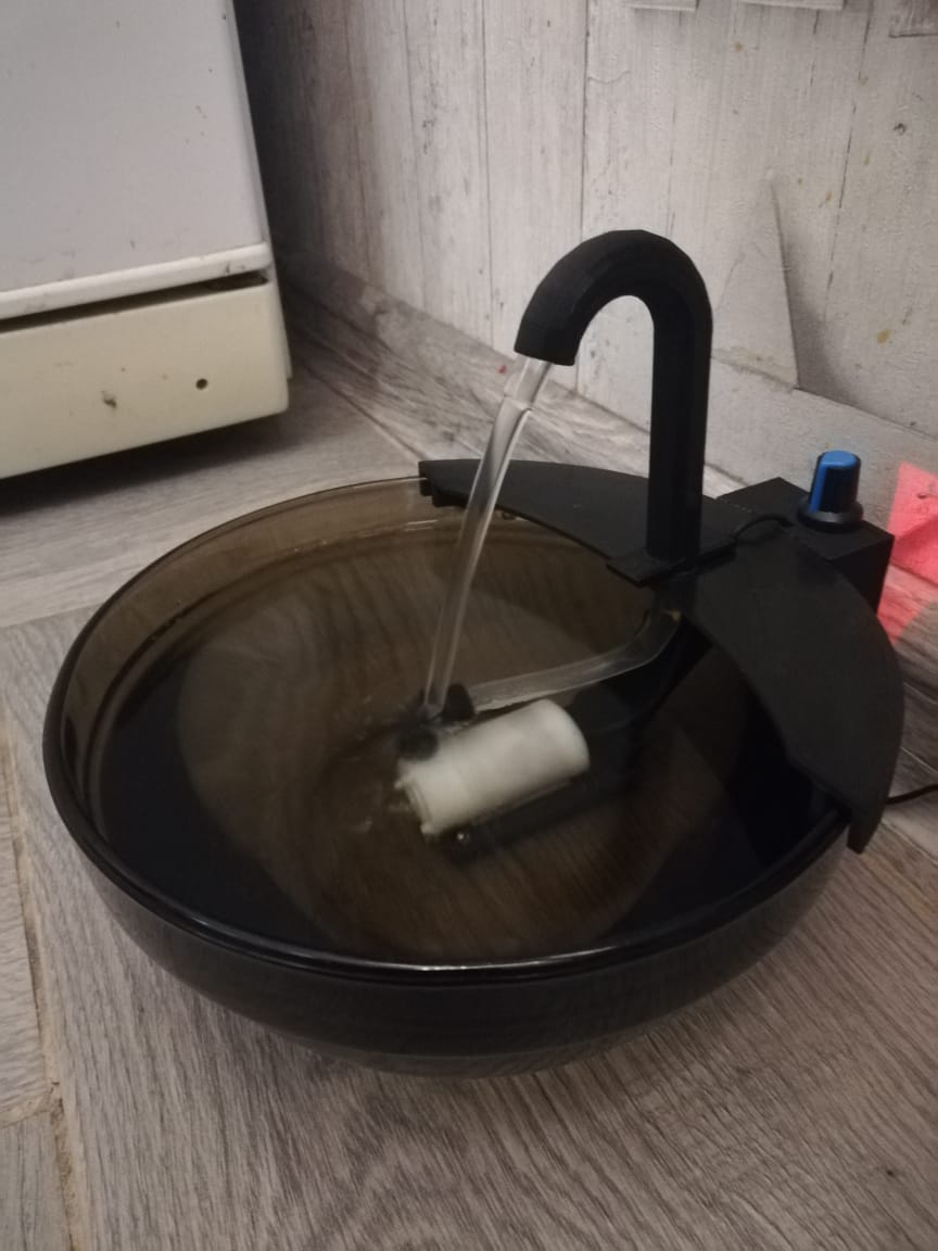 Bir kedi için içici (çeşme) (Plastik Aparattır!!!)