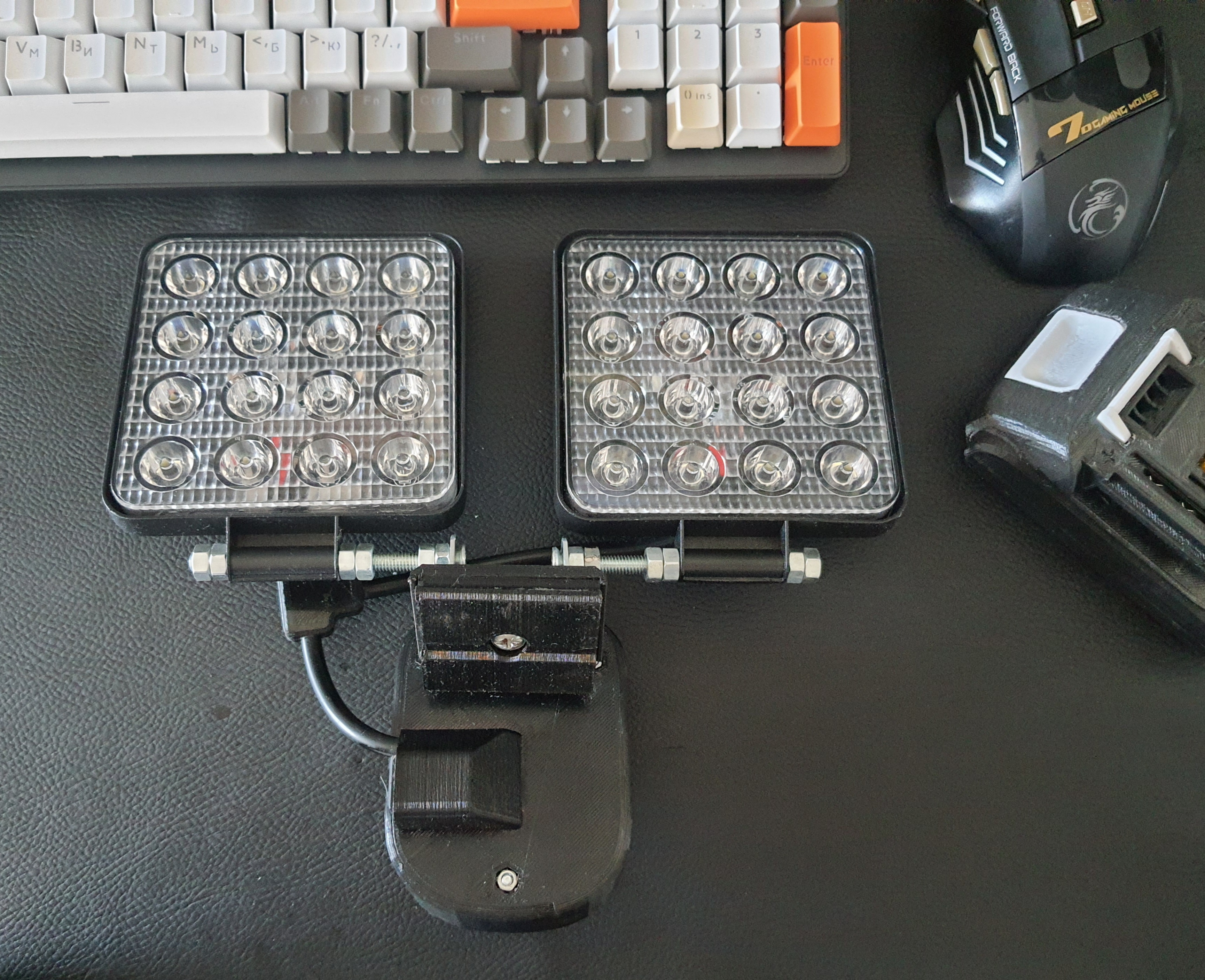 Pil Makita'nın altında bir tripod için dışkı (Plastik Aparattır!!!)