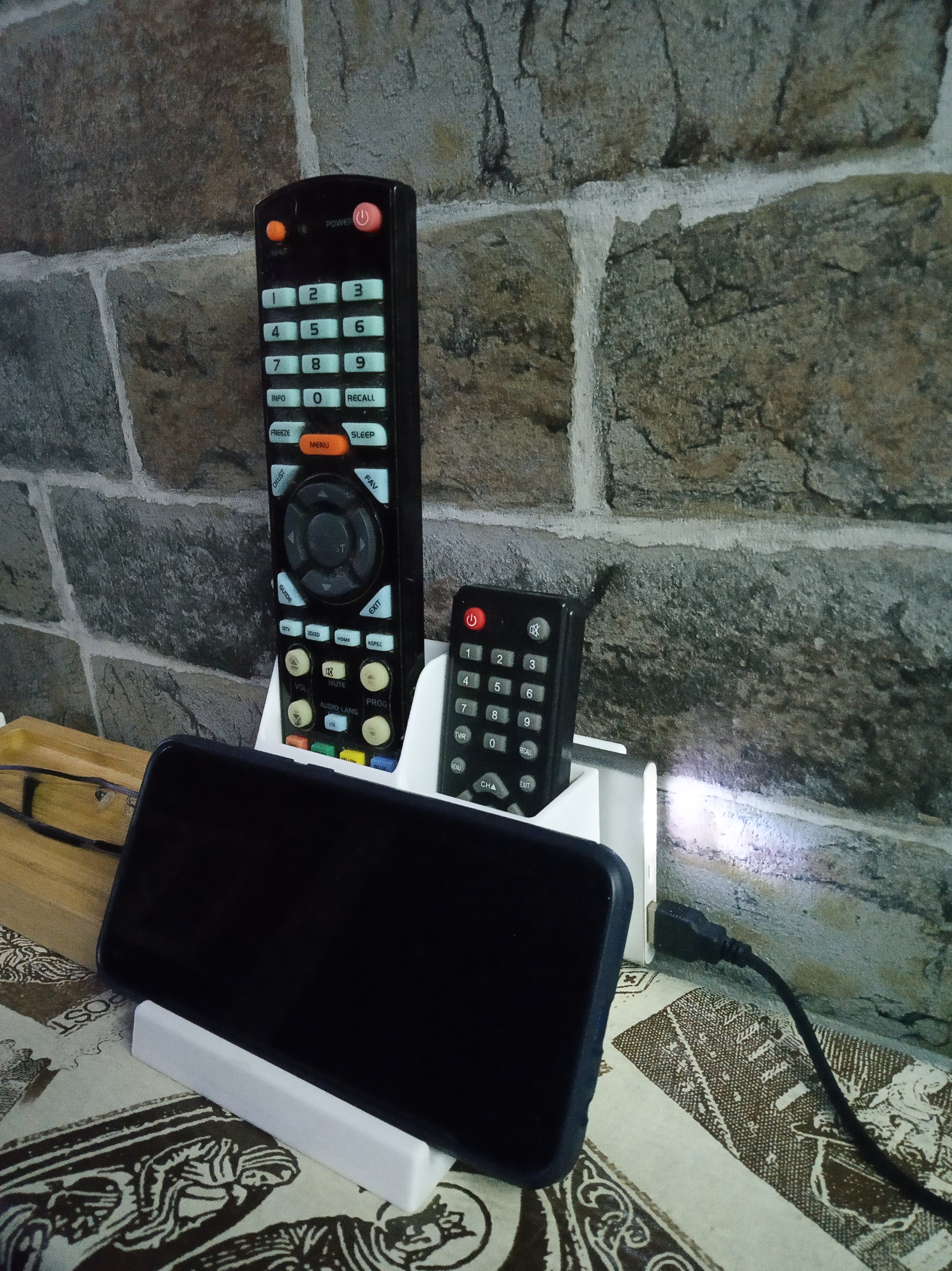 TV uzaktan kumandalarının organizatörü kanepe. (Plastik Aparattır!!!)
