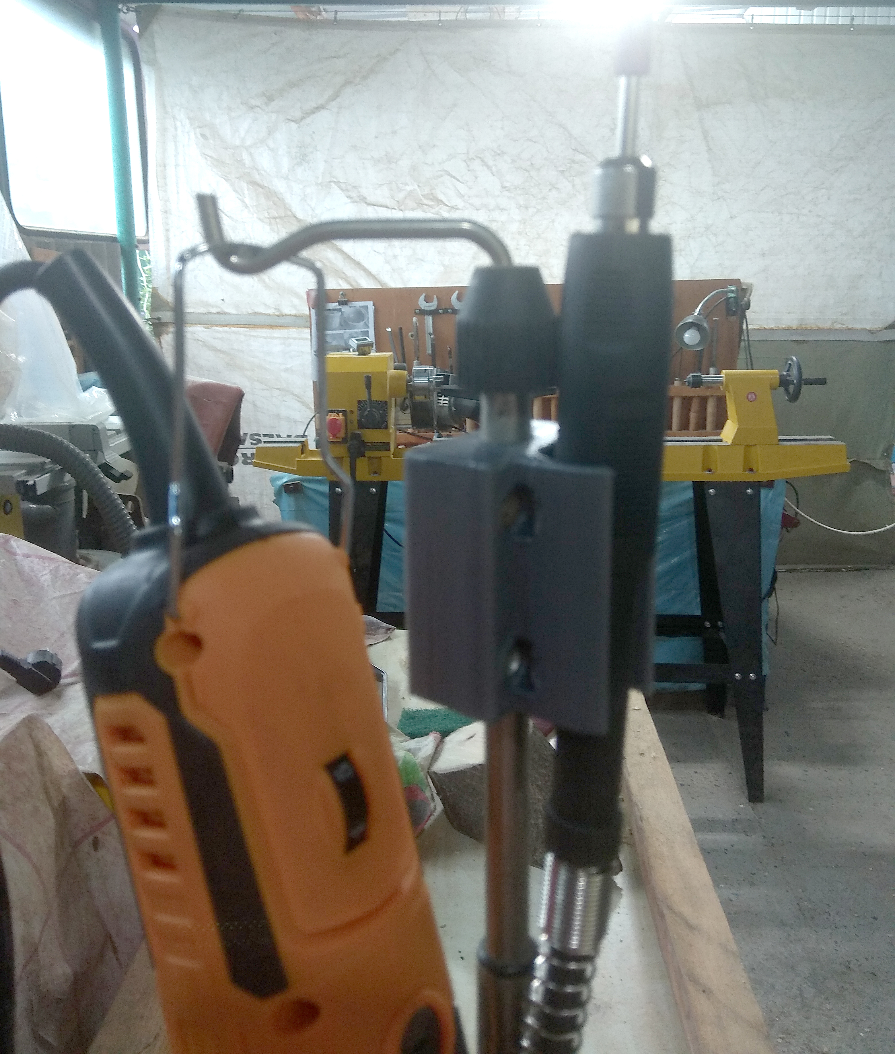 Elektrikli gravürcünün kablonunun tutucusu rafta ve duvara (Plastik Aparattır!!!) Elektrikli gravürcünün kablonunun tutucusu rafta ve duvara (Plastik Aparattır!!!)