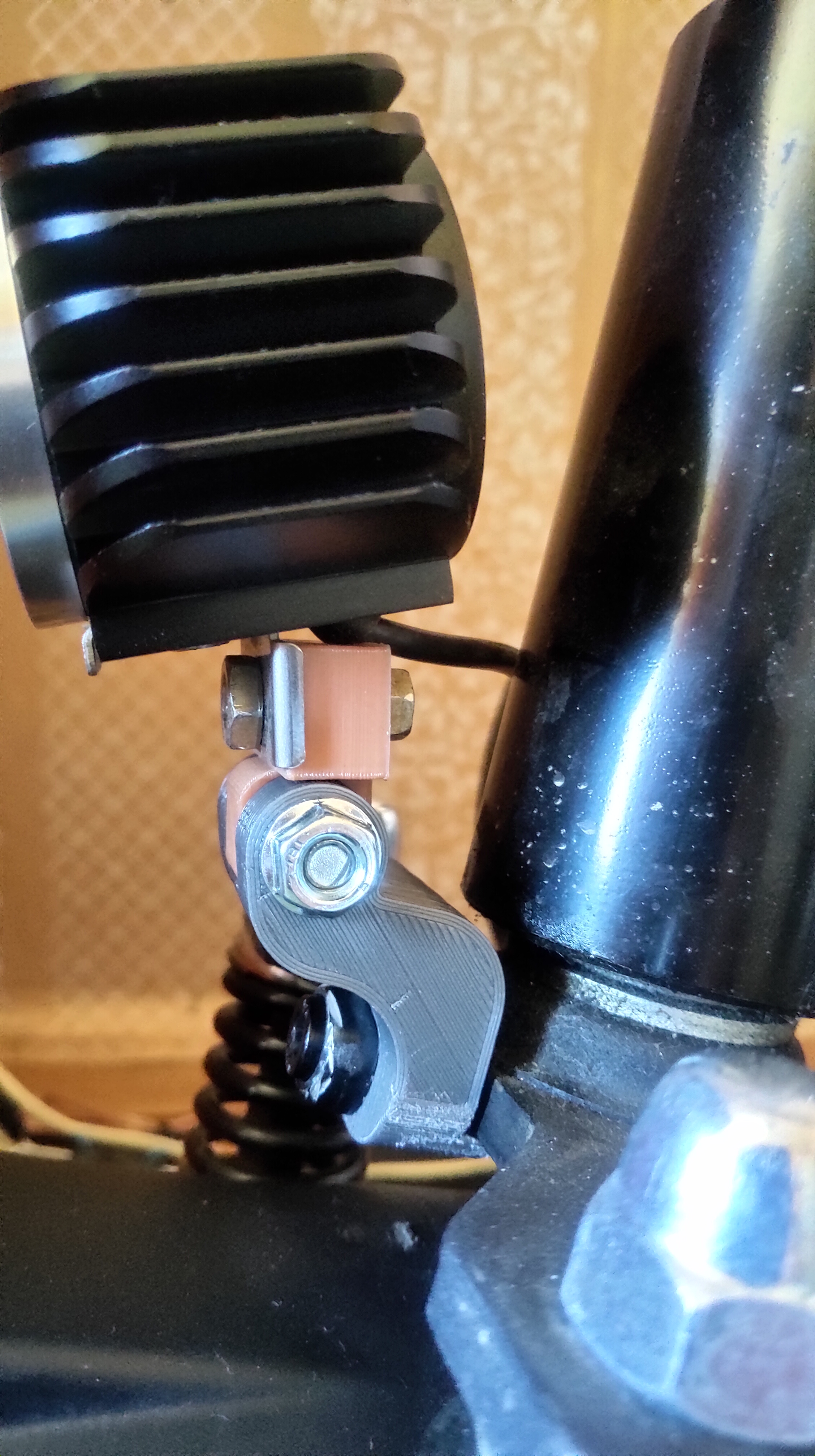 Scooter Kugoo M4 Pro'daki farın sabitlenmesi için braket (Plastik Aparattır!!!) Scooter Kugoo M4 Pro'daki farın sabitlenmesi için braket (Plastik Aparattır!!!)