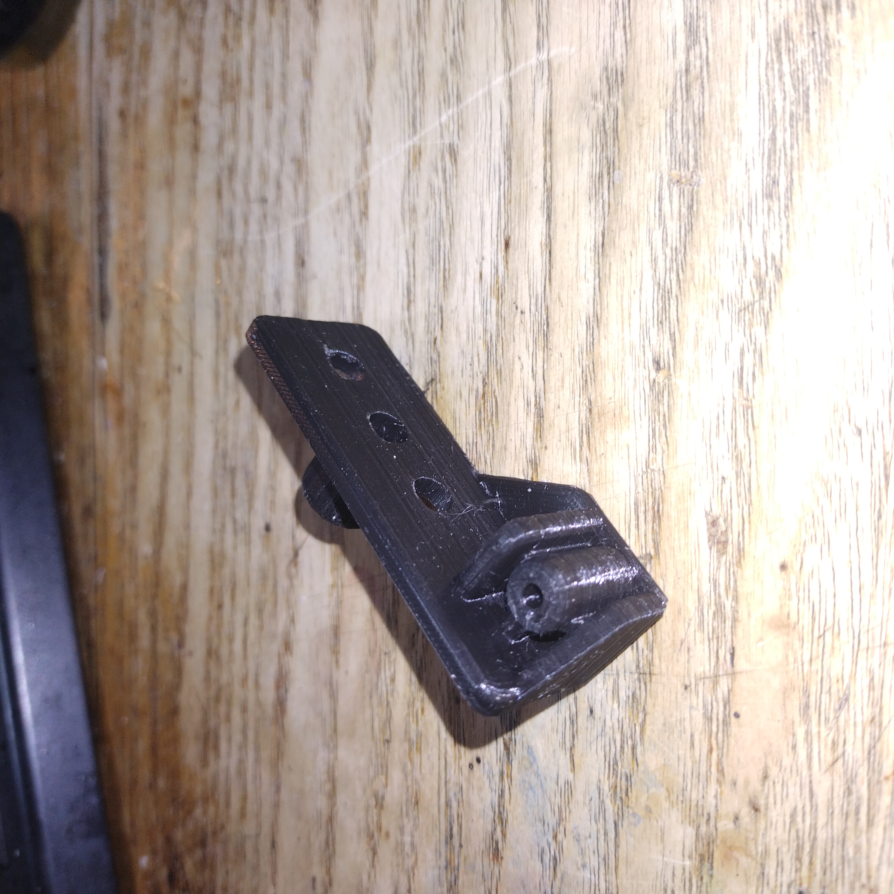 Ford Ranger 1 nesli için sol üst etiket montajı. (Plastik Aparattır!!!)
