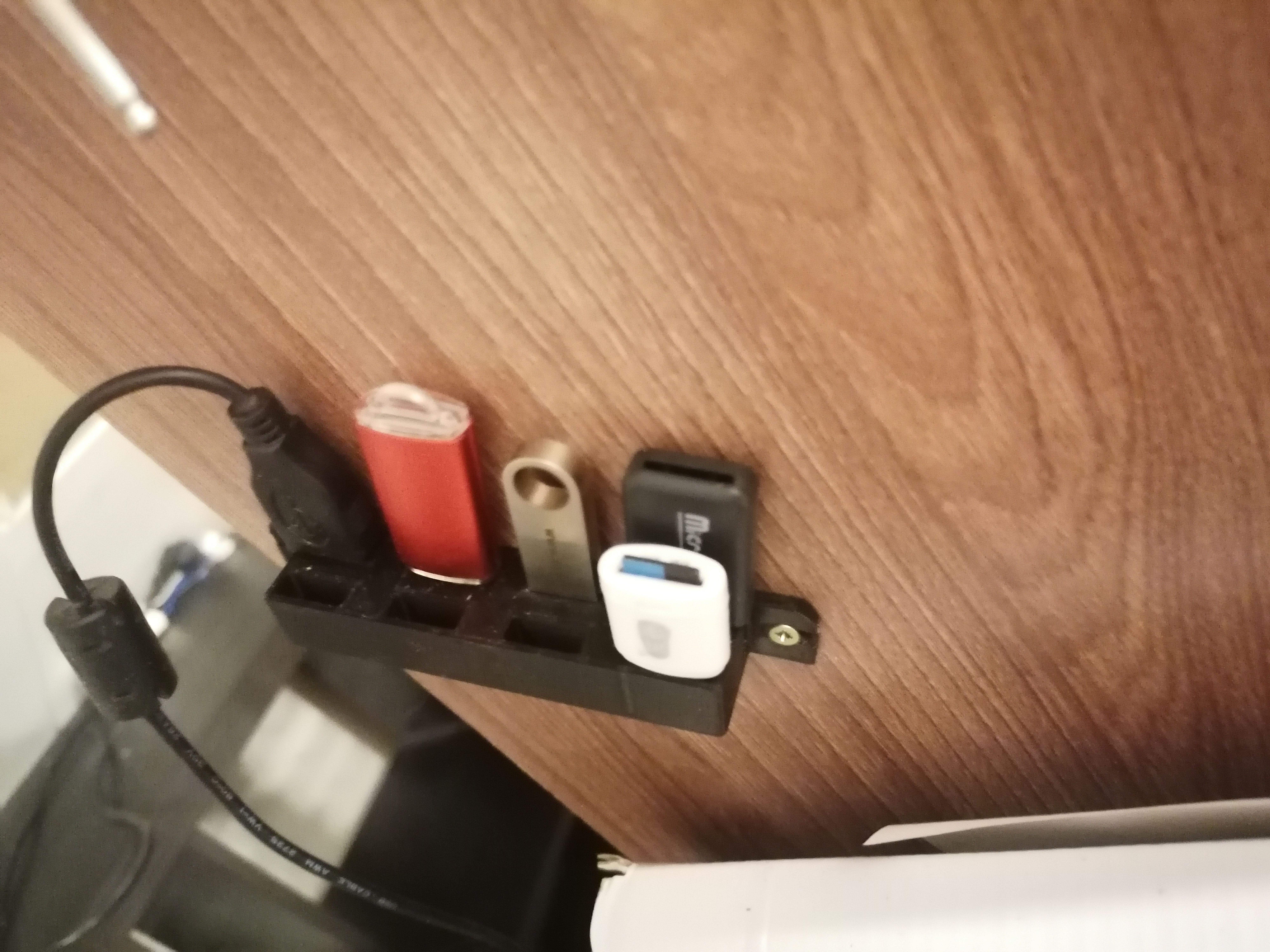 USB flaş sürücüleri ve kabloları için tutucu (Plastik Aparattır!!!)