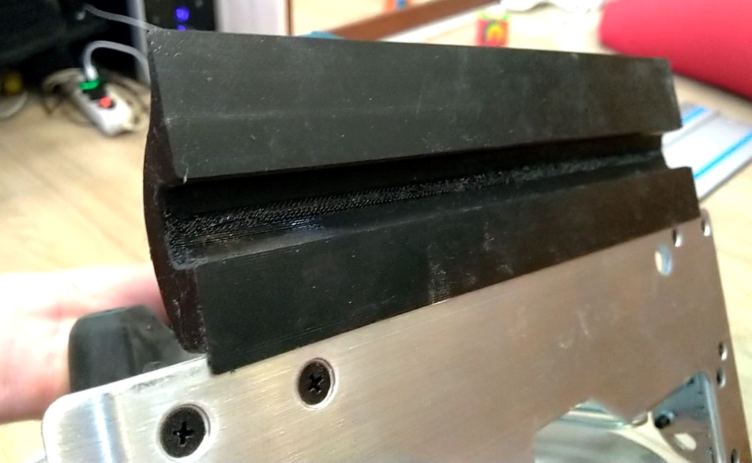 Busbar lastiğinde bir testere makita hs7601 ile çalışmak için adaptör (Plastik Aparattır!!!)