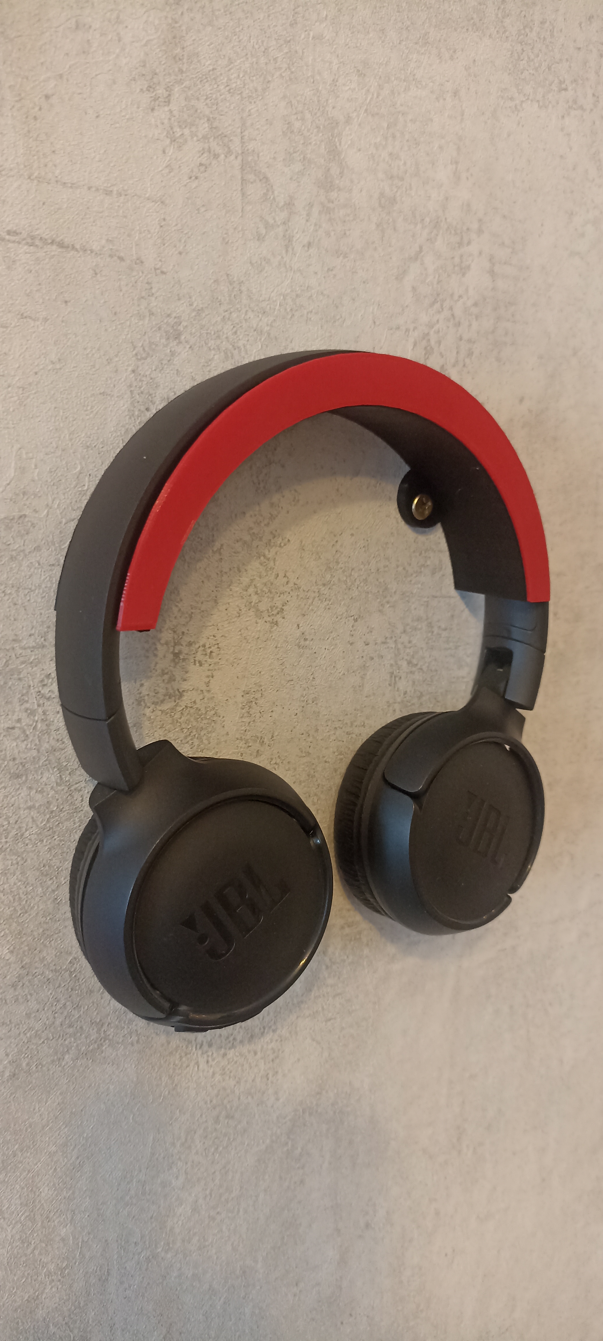 Kulaklık sahibi JBL 560 (Plastik Aparattır!!!)