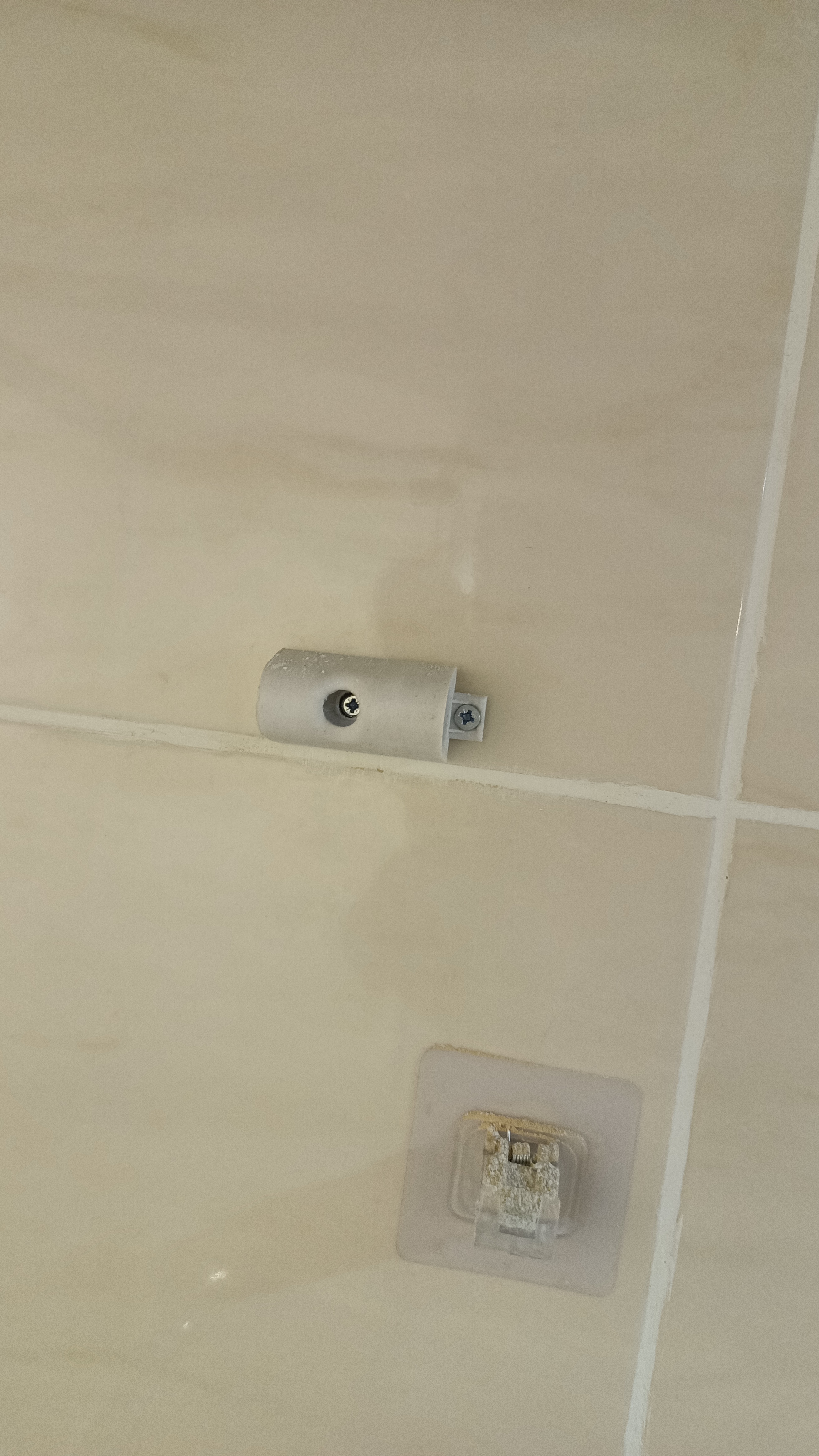Bir banyoda perdelerin perdeleri (Plastik Aparattır!!!)