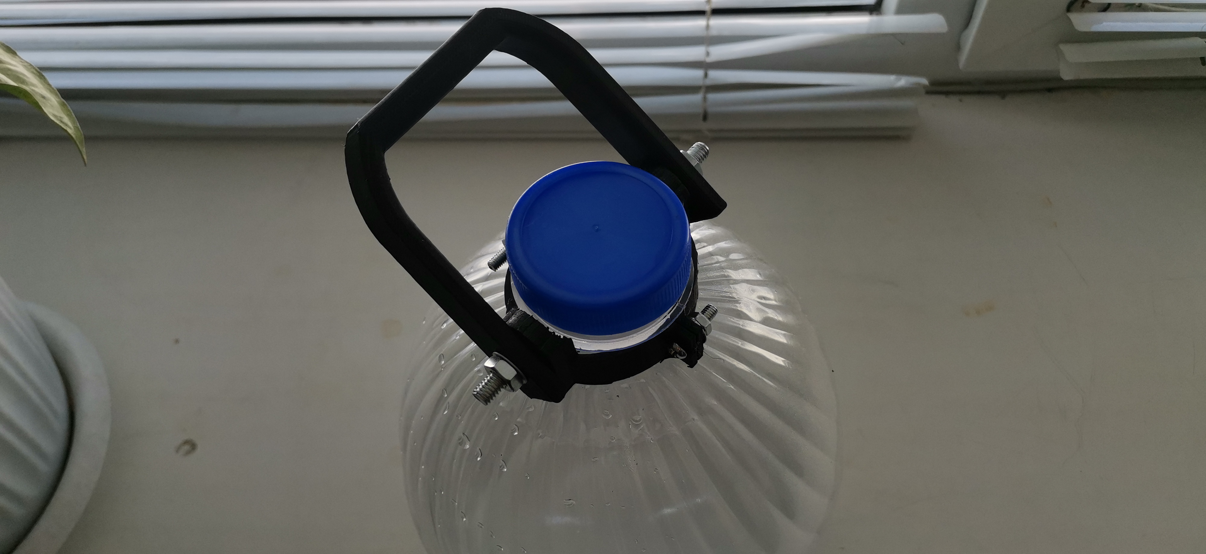 Bir şişe 5 litre. (Plastik Aparattır!!!)