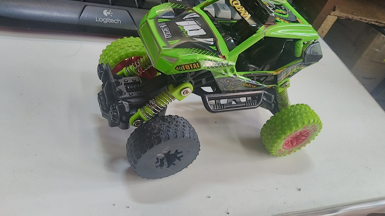 Bir çocuk oyuncak için tekerlek (Plastik Aparattır!!!) Bir çocuk oyuncak için tekerlek (Plastik Aparattır!!!)