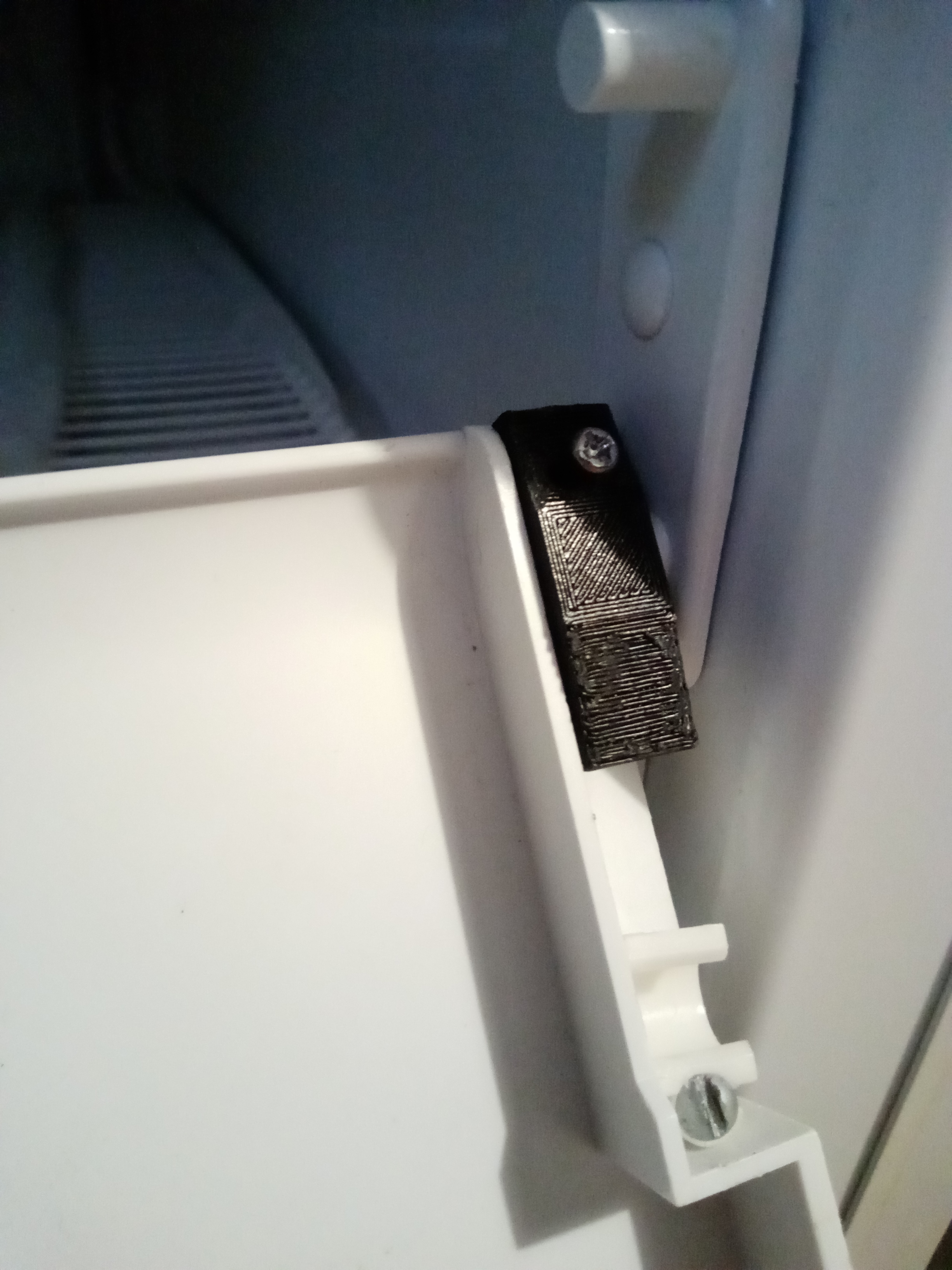 Крепление дверцы холодильника