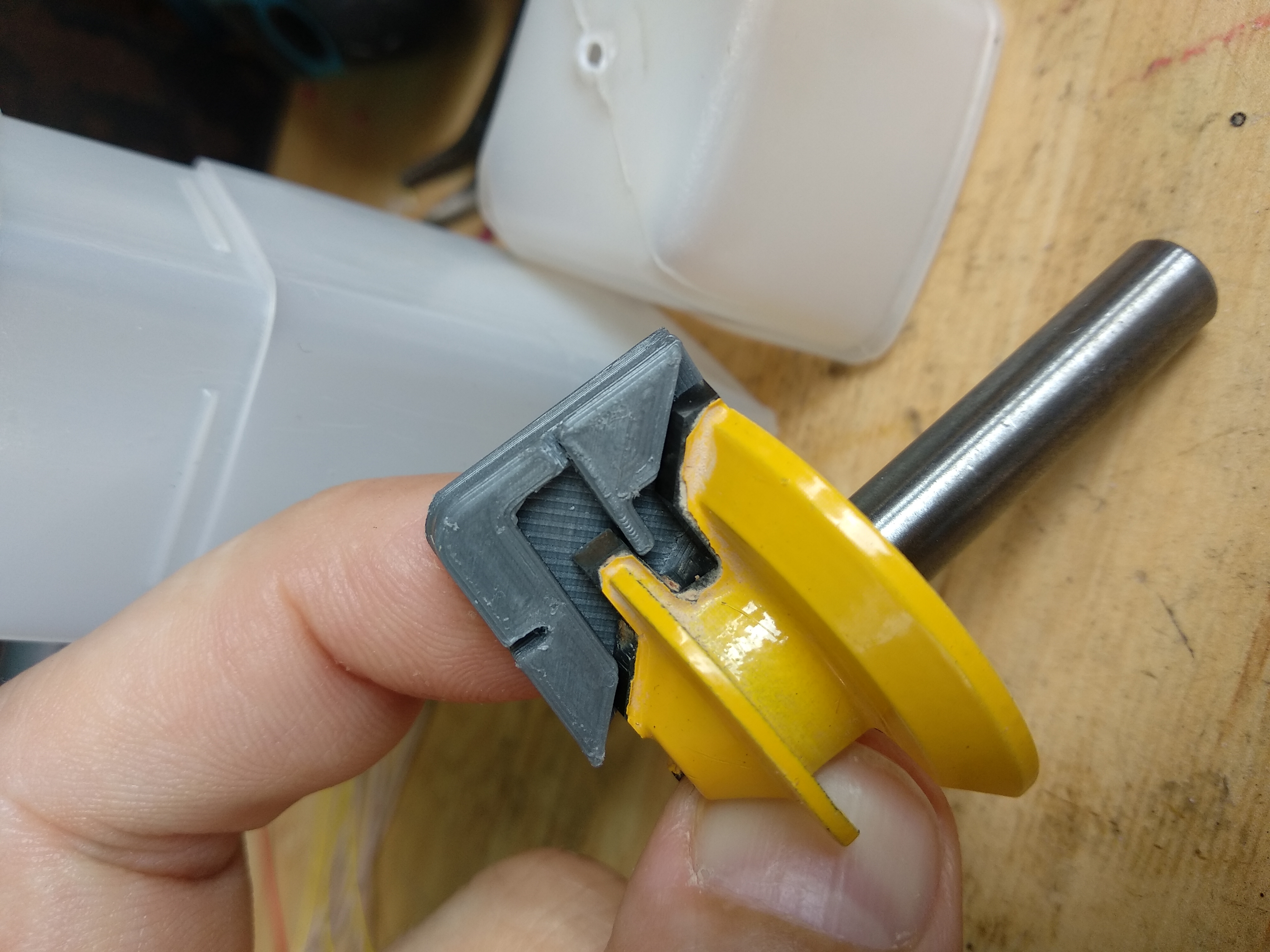 Bir kesicinin takılması için konumlayıcı aparatı (Plastik Aparattır!!!) Bir kesicinin takılması için konumlayıcı aparatı (Plastik Aparattır!!!)