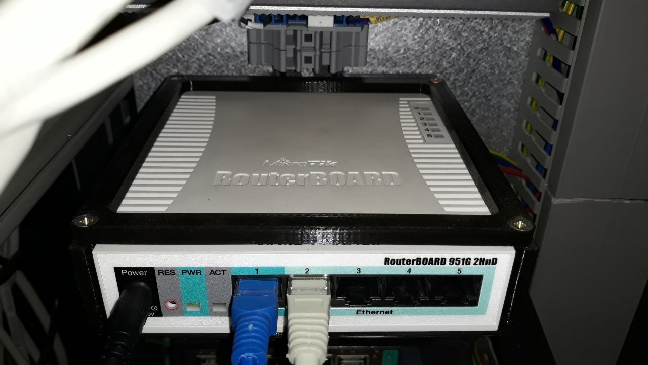 Mikrotik RB951G-2HND yönlendirici için din rayı üzerine bina (Plastik Aparattır!!!)
